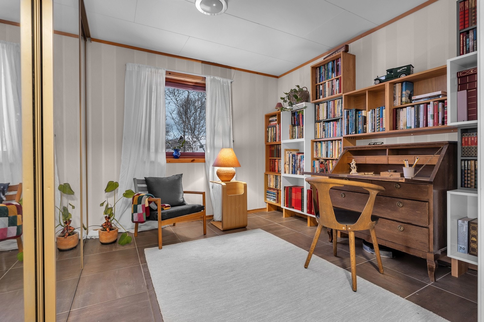 Her er det rikelig plass til klær i skyvedørsgarderobe samt at du har et praktisk rom til f.eks. kontor. Tidligere var dette rommet nyttet som soverom Galleribilde