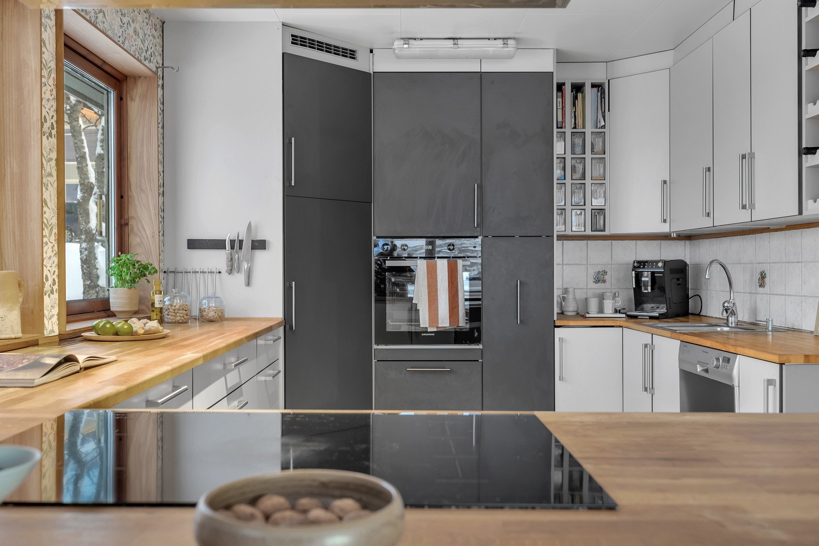 Kjøkkenet og stua er i delvis åpen løsning. Praktisk adskilt med kjøkkenbenk Galleribilde