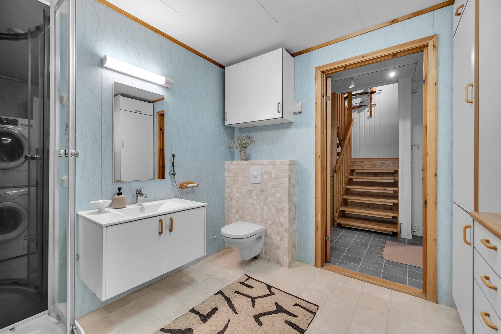 I boligens u. etasje finner du et stor bad, boder, 2 soverom og inngangsparti Galleribilde