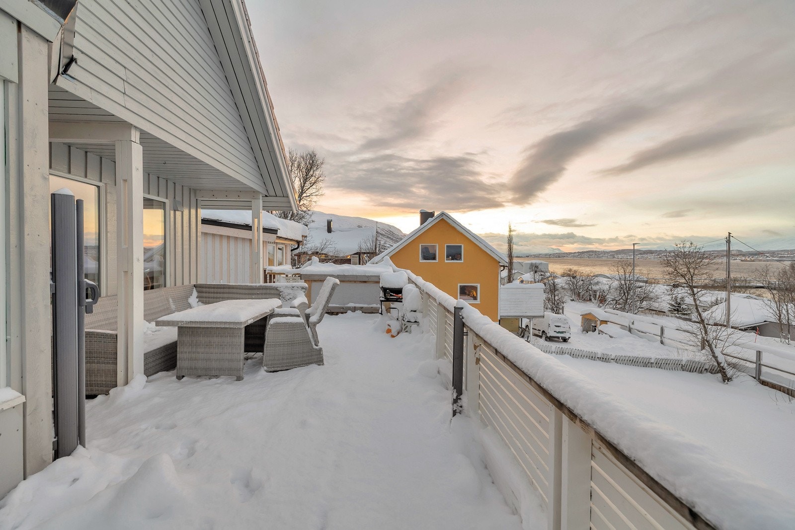 Stor solrik veranda med nydelig utsikt Galleribilde
