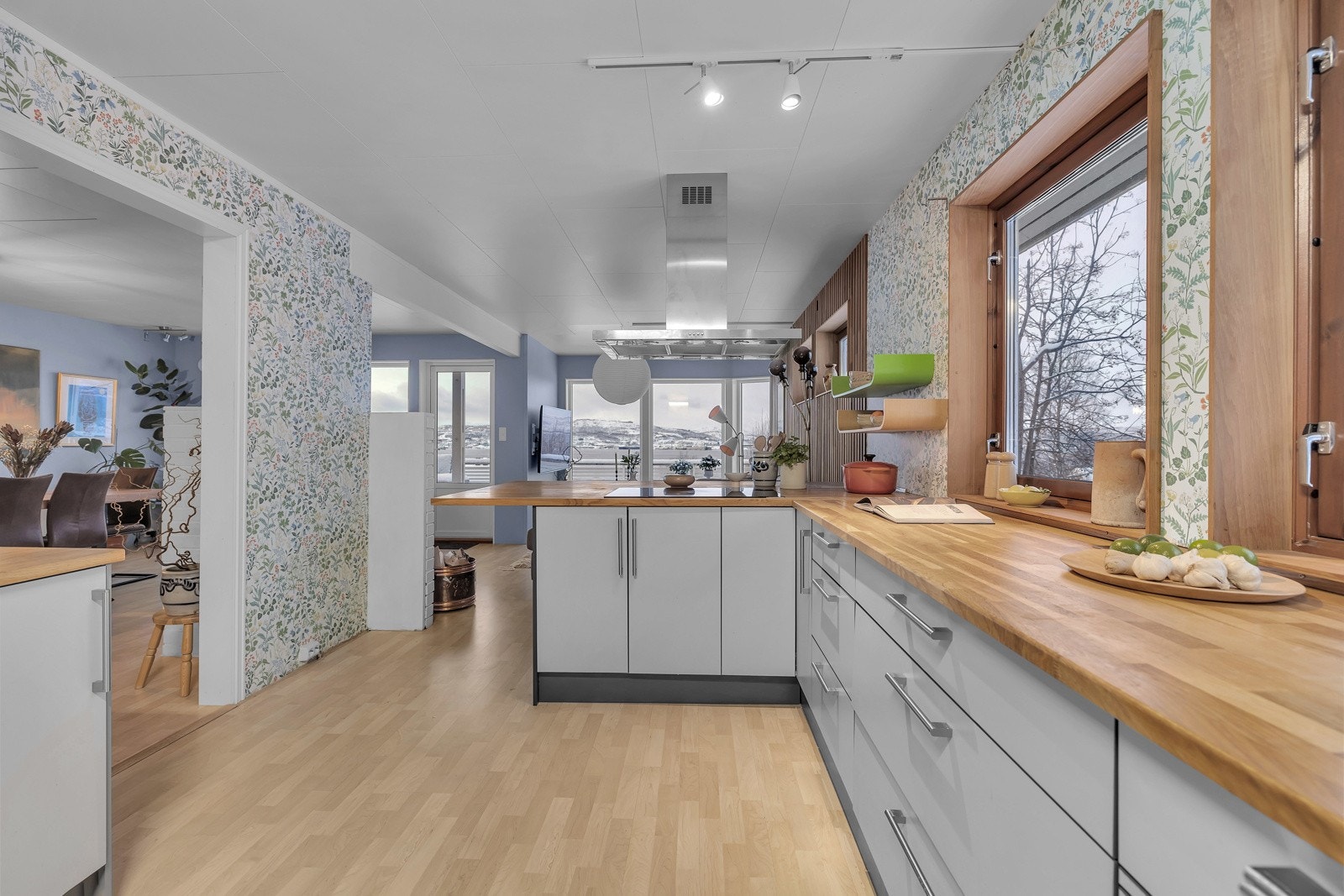 Fra kjøkkenet er det også direkte tilgang til spisestue Galleribilde