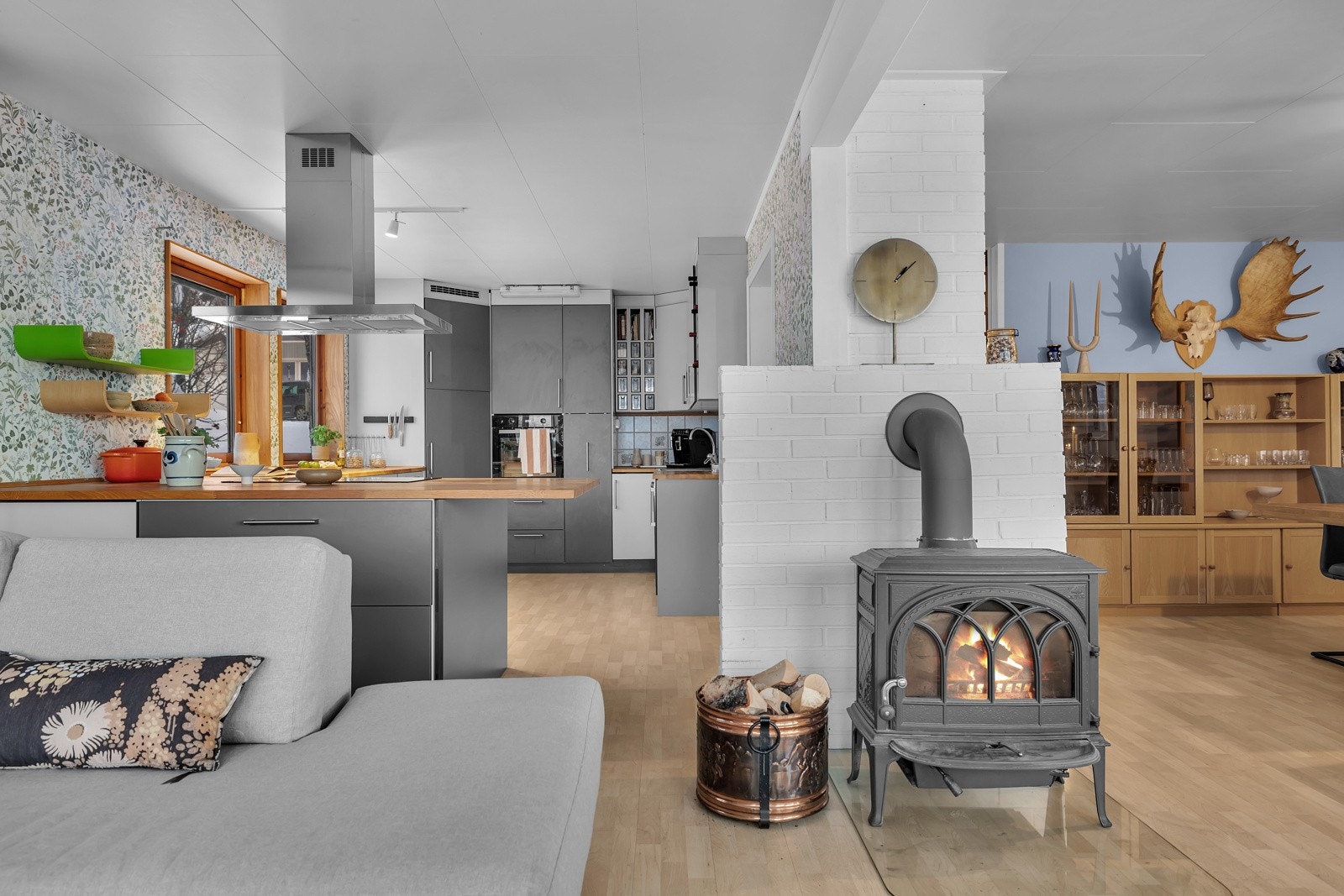 Mellom kjøkkener og dagligstua er det en koselig vedovn Galleribilde