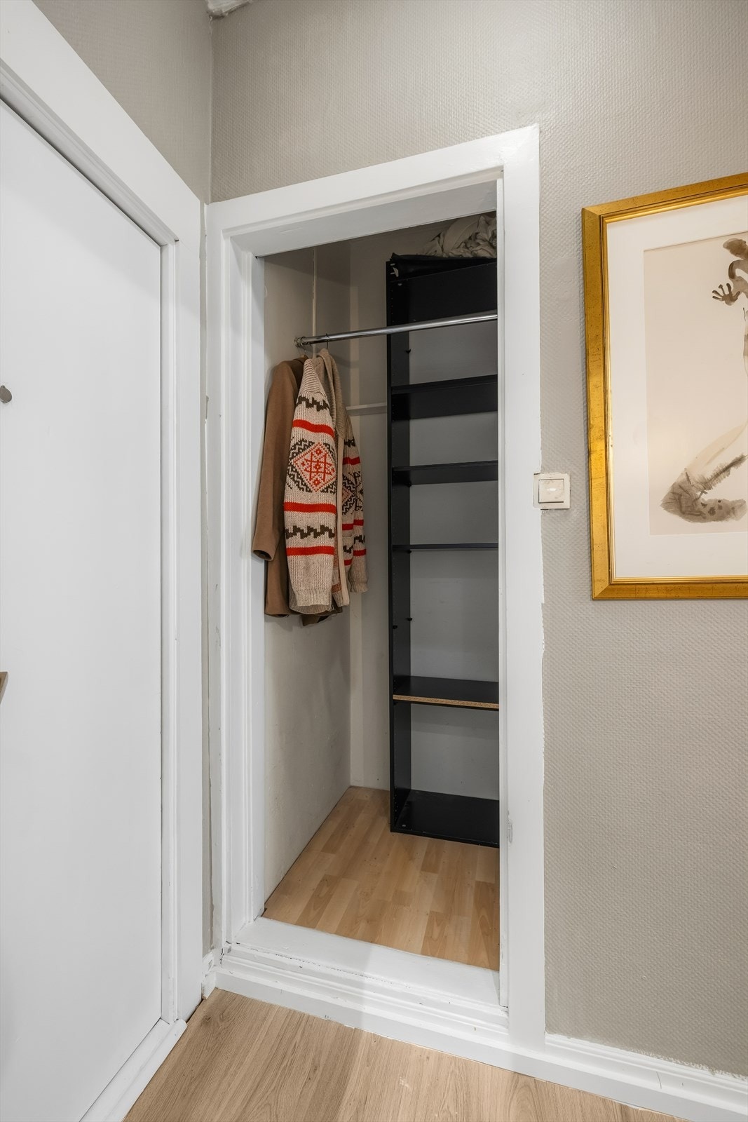 Med en hendig skapløsning er det god plass til å henge fra seg yttertøy og sette fra seg utesko Galleribilde