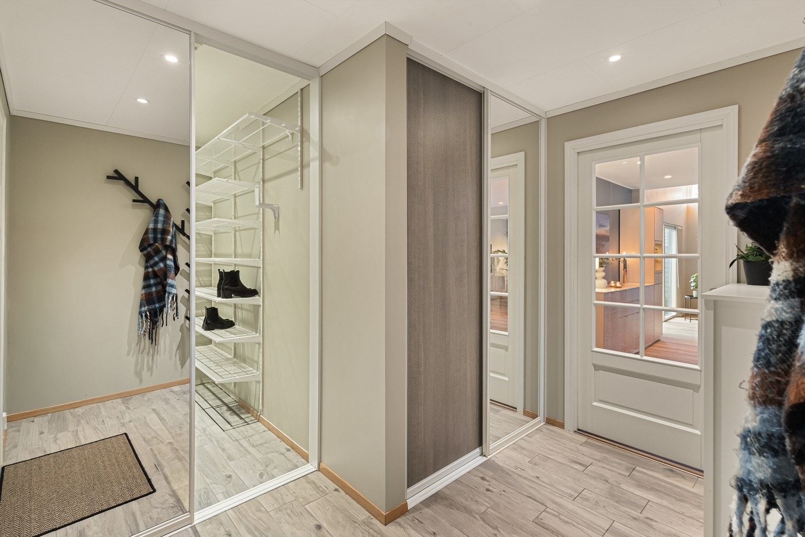 Her er det god plass til av- og påkledning samt praktisk oppbevaring. Galleribilde