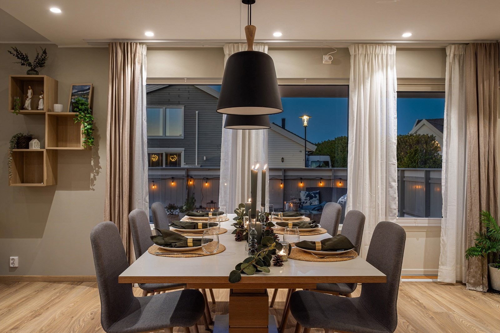 Her er det plass til et stort spisebord hvor både hverdagsmåltider og festlige lag kan nytes, med god plass til både familie og gjester. Galleribilde