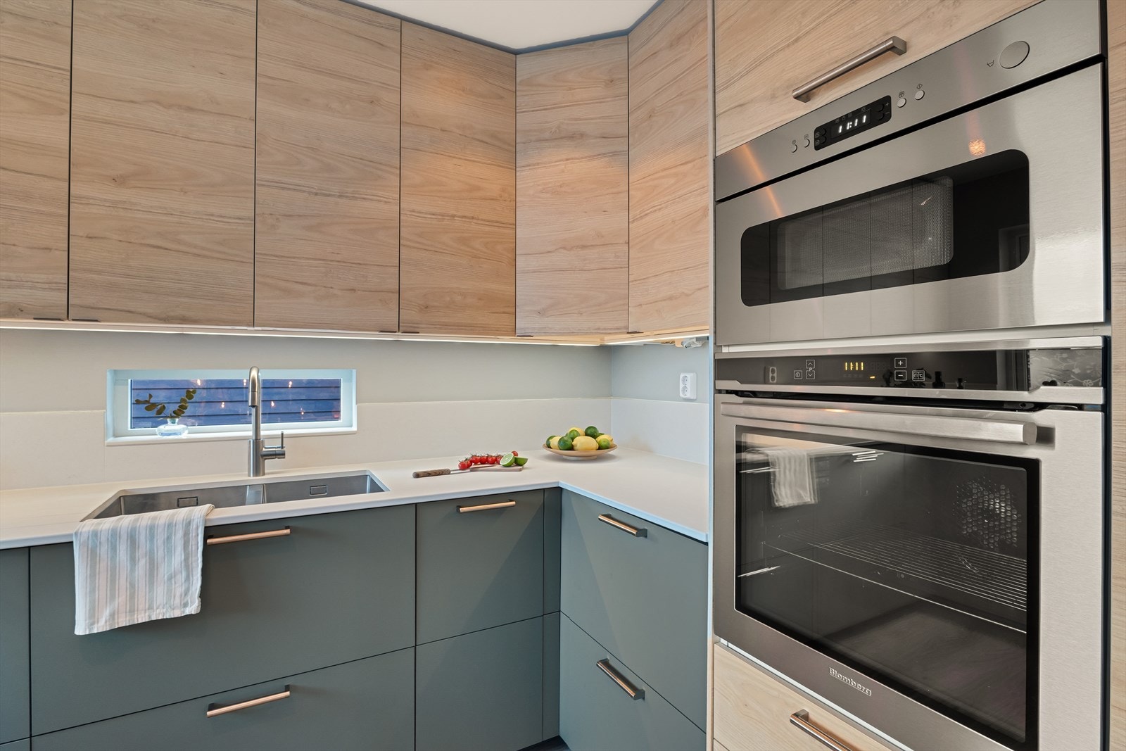 Innredningen fra IKEA (2022) fremstår som moderne og stilren, med glatte fronter i to delikate fargevalg. Galleribilde