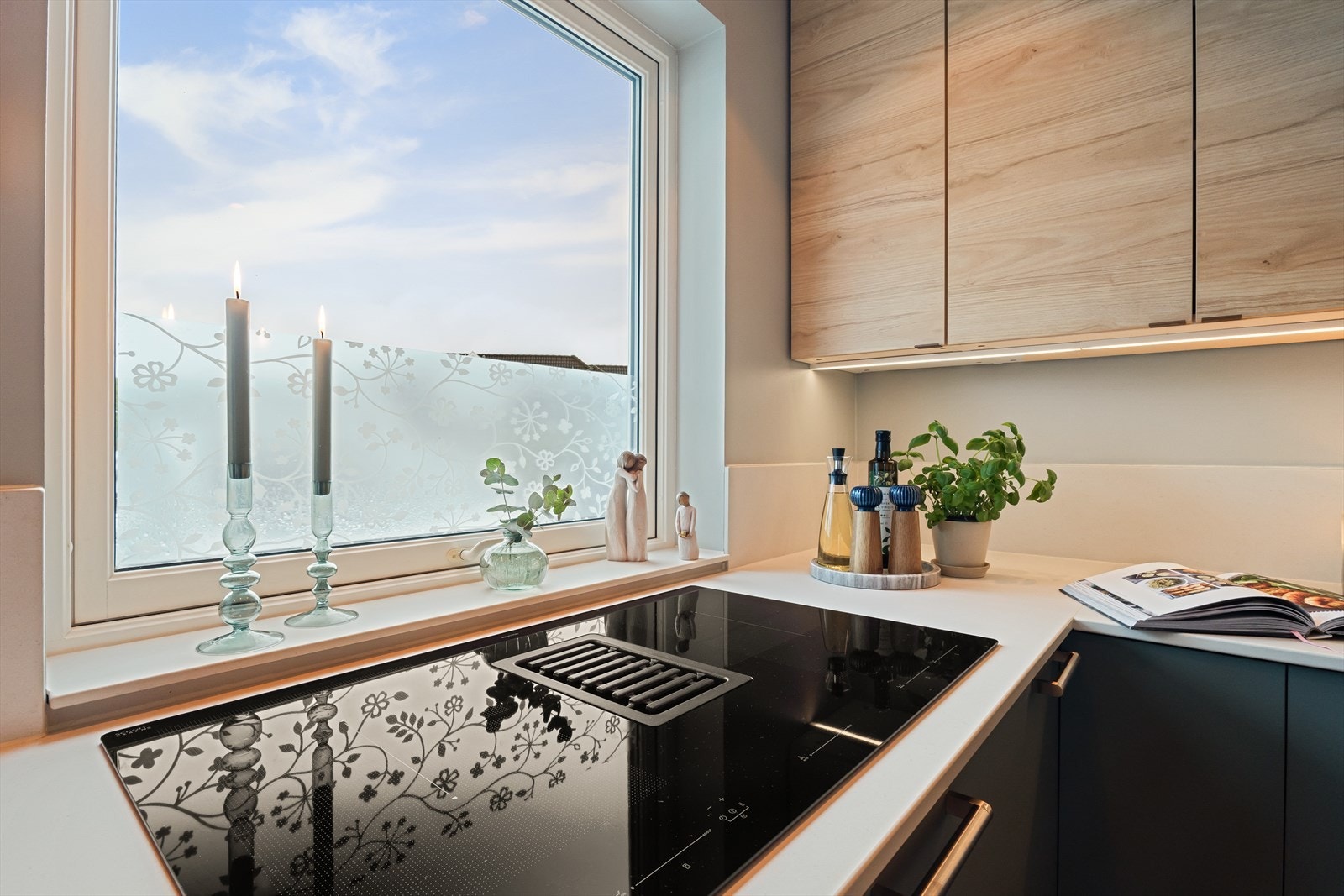 Praktiske detaljer som komfyrvakt, vannstoppsystem og integrert ventilator med kullfilter er allerede på plass. Galleribilde