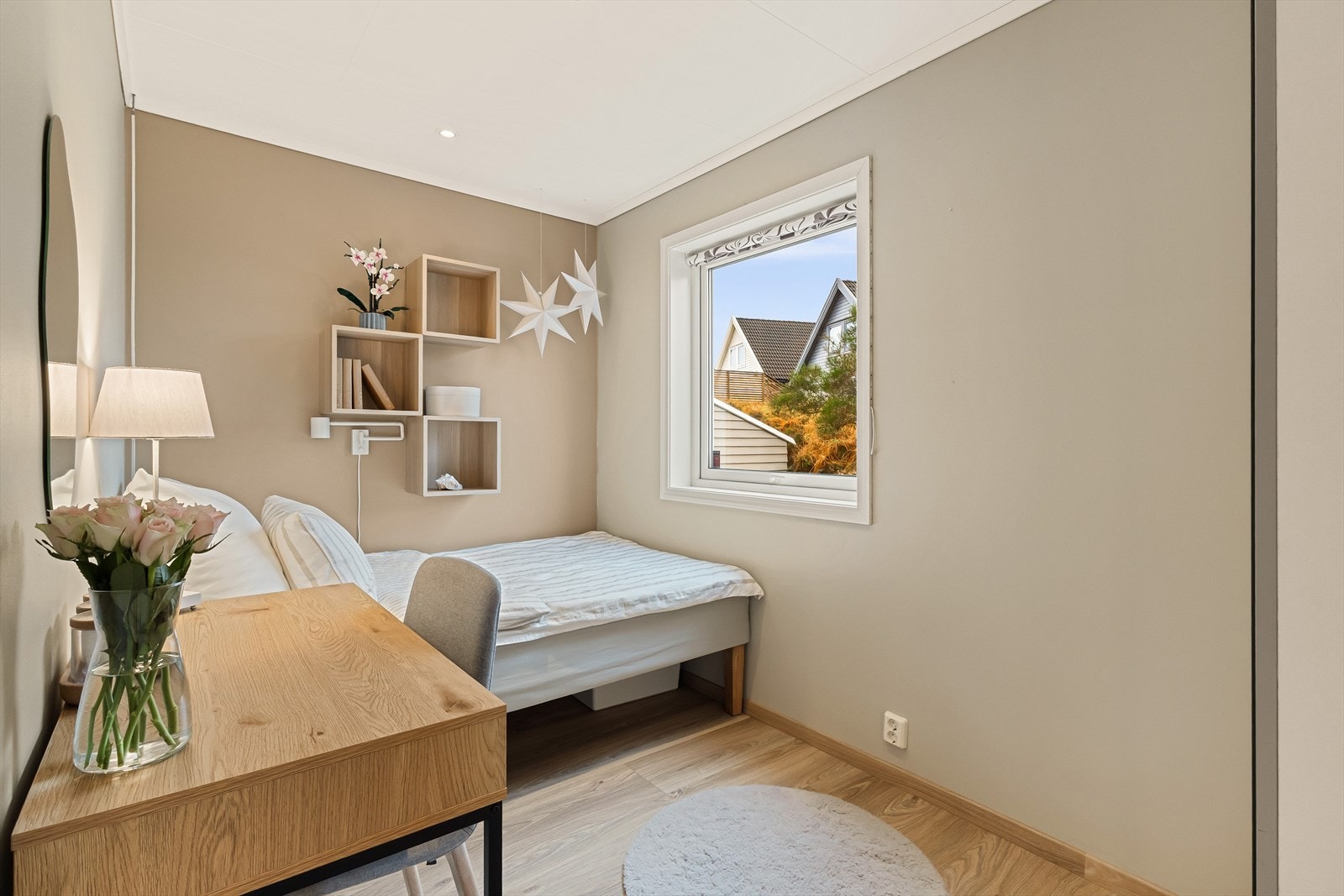 Det andre soverommet i etasjen egner seg godt som barne-, gjeste- eller kontorrom, med plass til både seng, skrivepult og garderobeløsning. Galleribilde