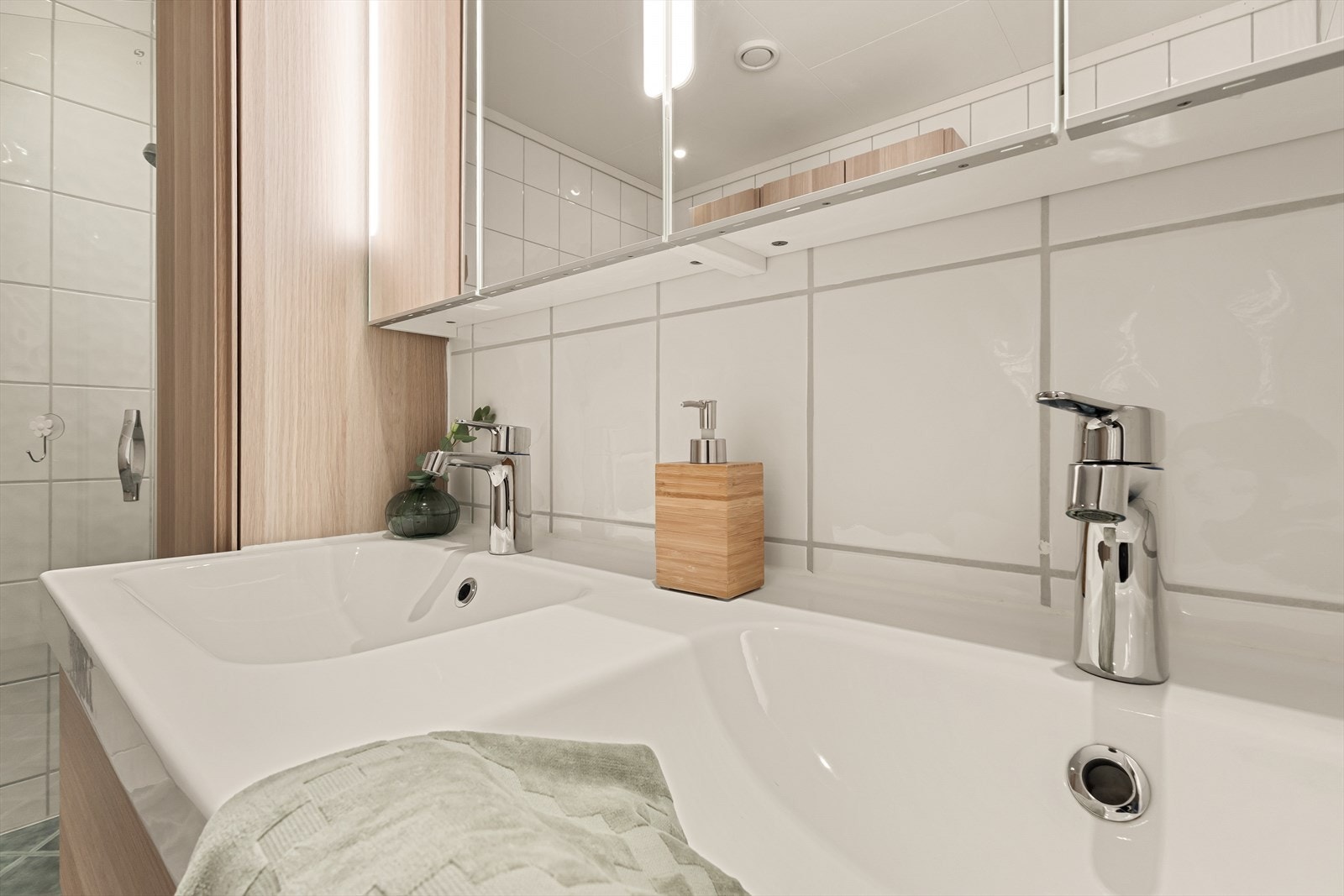 Dobbelt vask som gjør at man slipper å stå i kø når de hektiske morgenene inntreffer. Galleribilde