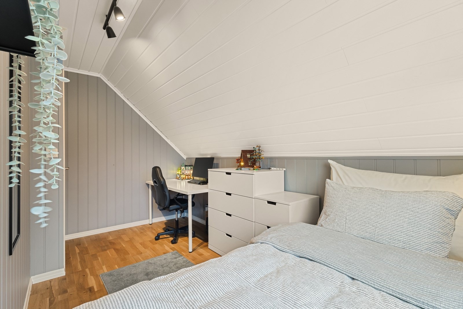 Soverom har plass til seng, oppbevaring og pult. Galleribilde