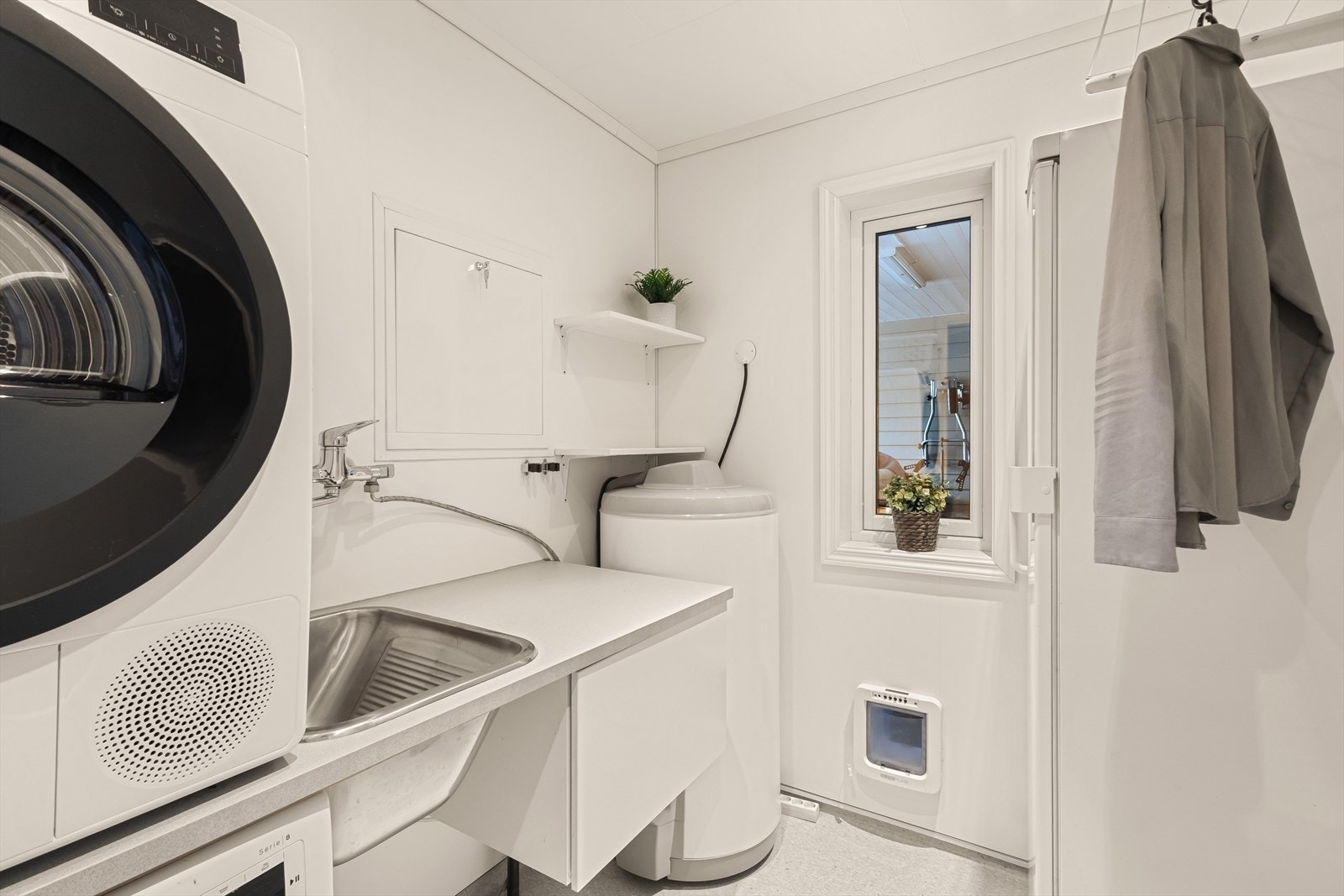 Boligen har et praktisk vaskerom med vinylbelegg og elektriske varmekabler. Galleribilde