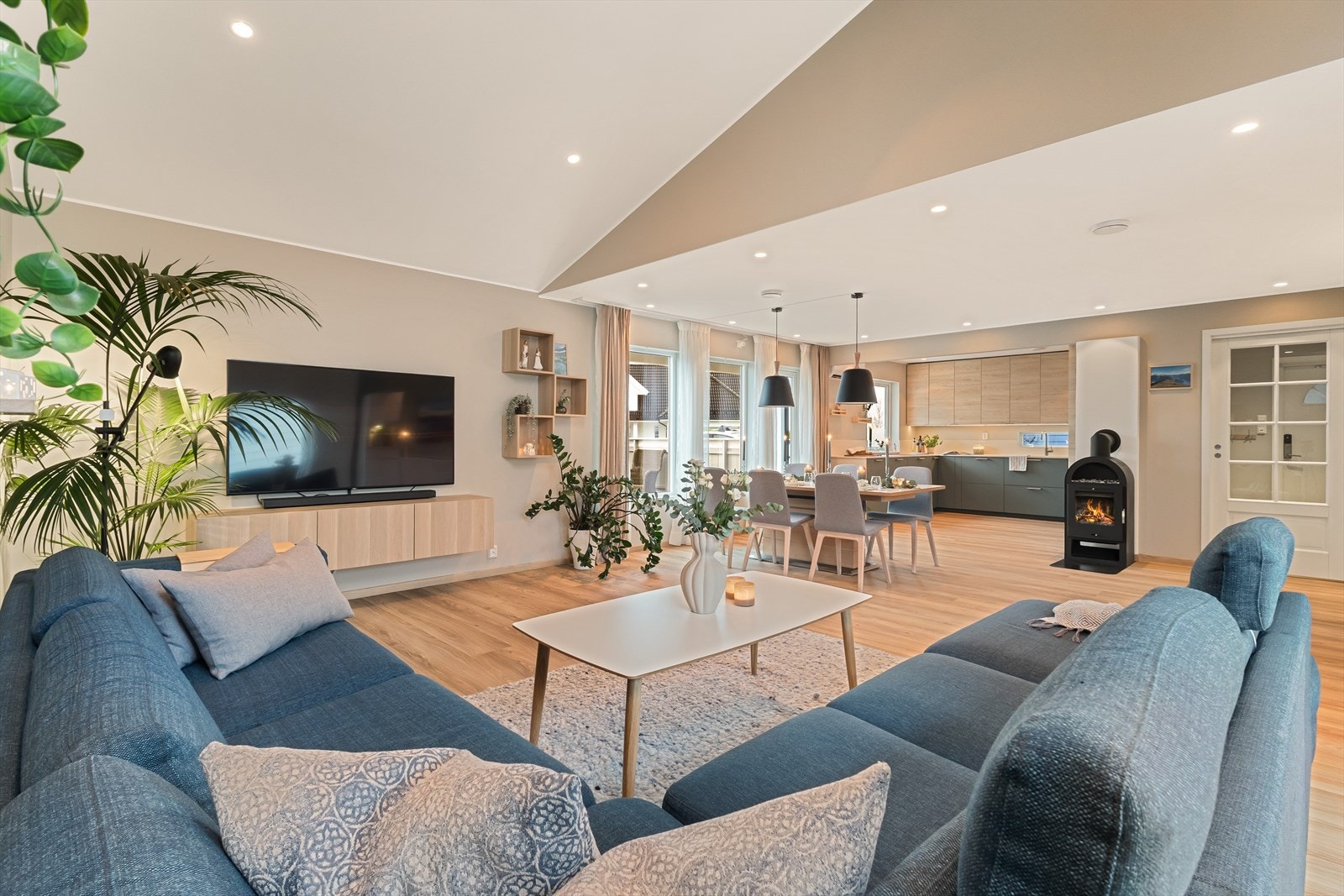 Stuedelen er romslig og innbydende, med god plass til både sofagruppe, stuebord og TV-møblement. Galleribilde