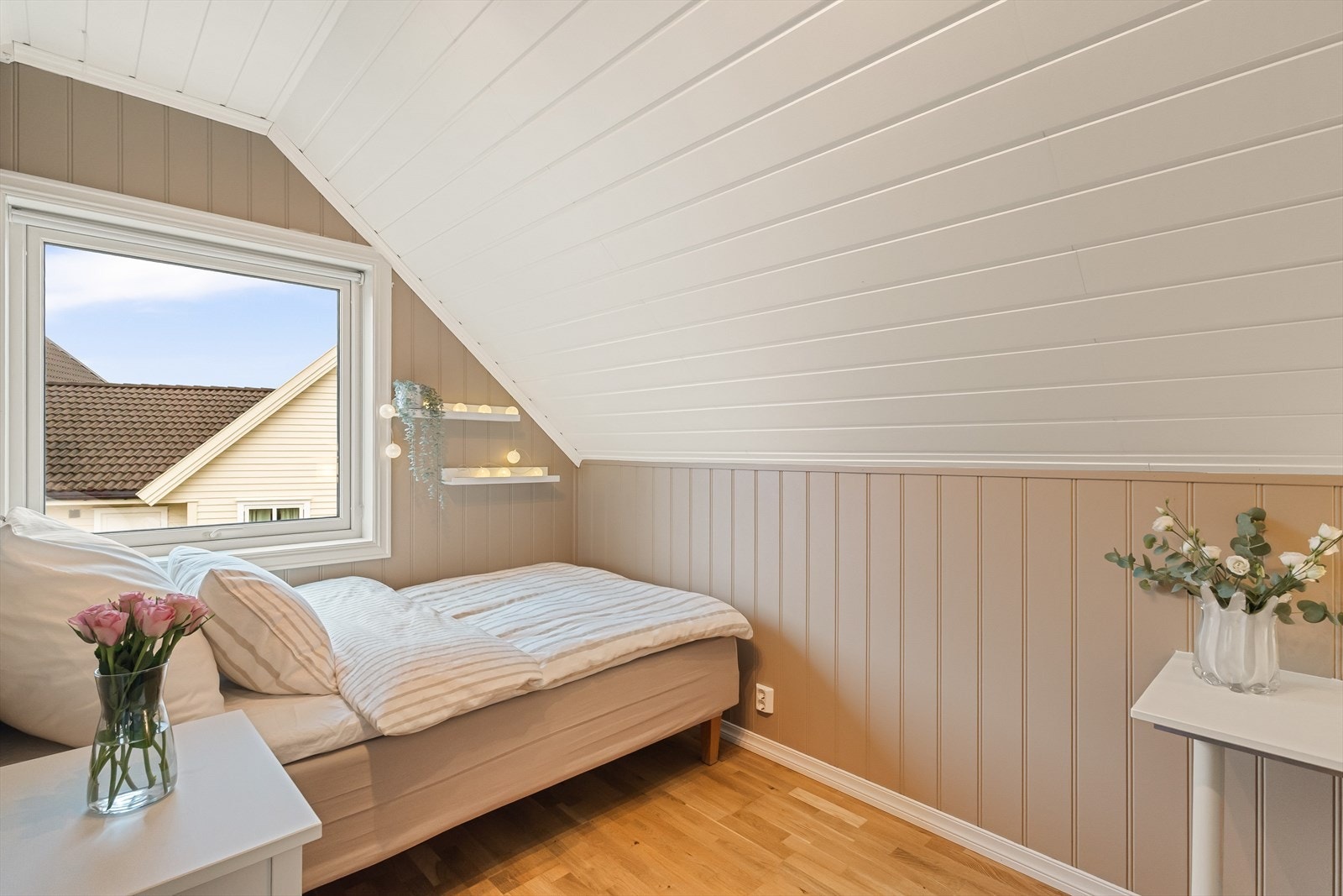 Soverom to på loftetasjen har også plass til seng, pult og oppbevaring. Galleribilde