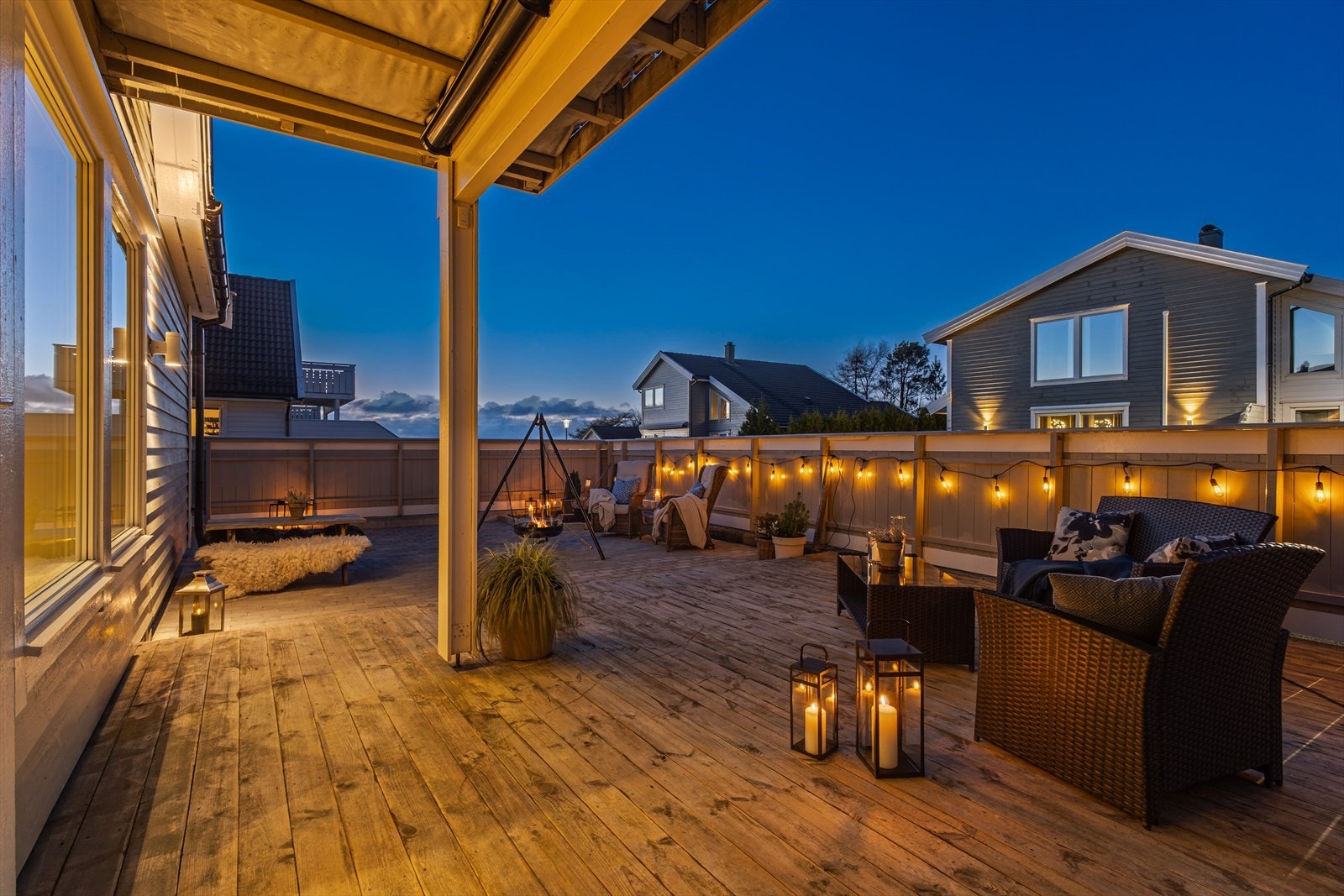 Fra kjøkkenet er det utgang til en flott nordvestvendt terrasse med god plass for utemøbler og lounge - et flott sted å nyte kveldssol. Galleribilde