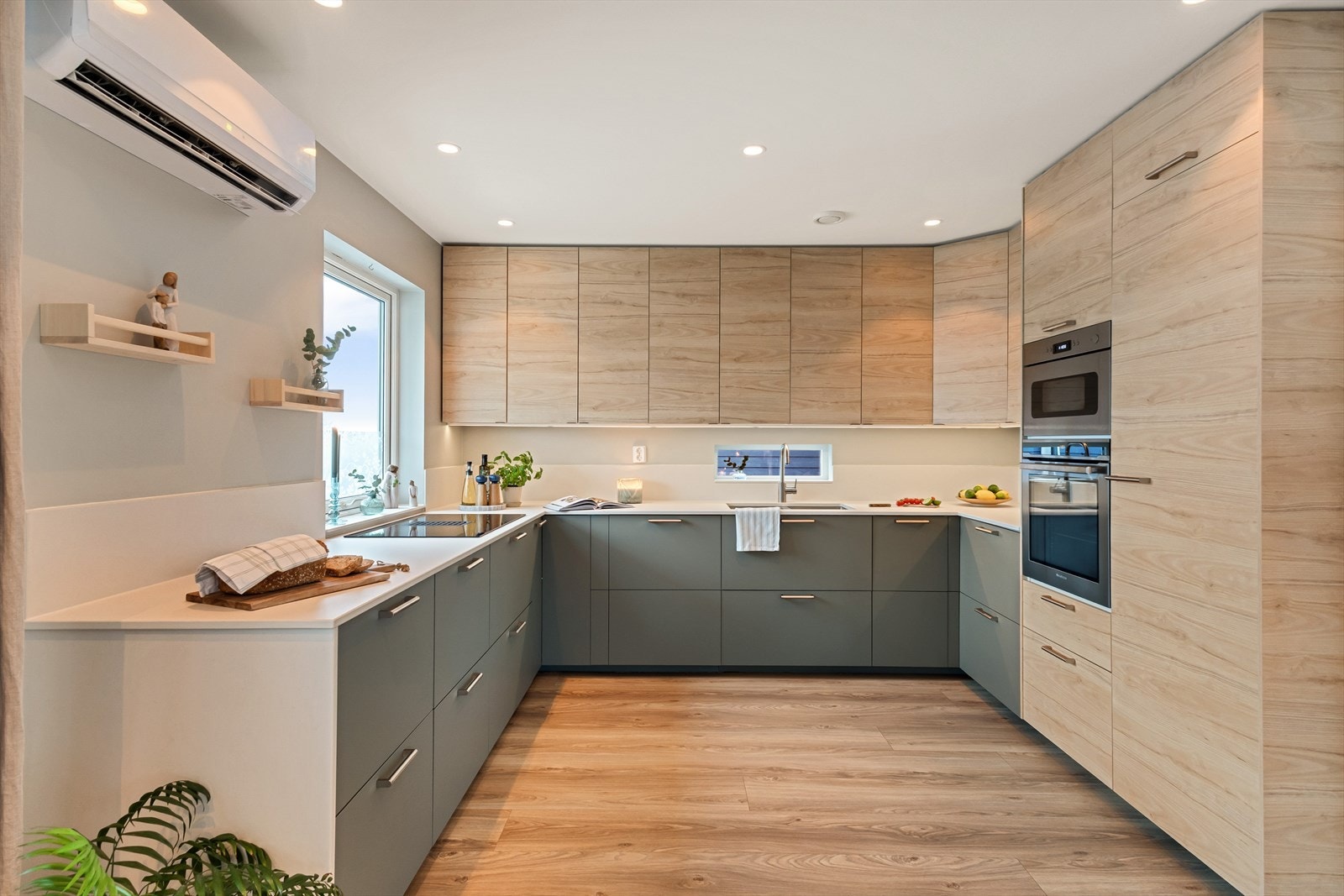 Kjøkkenet er stort og svært funksjonelt med rikelig arbeids- og oppbevaringsplass. Galleribilde