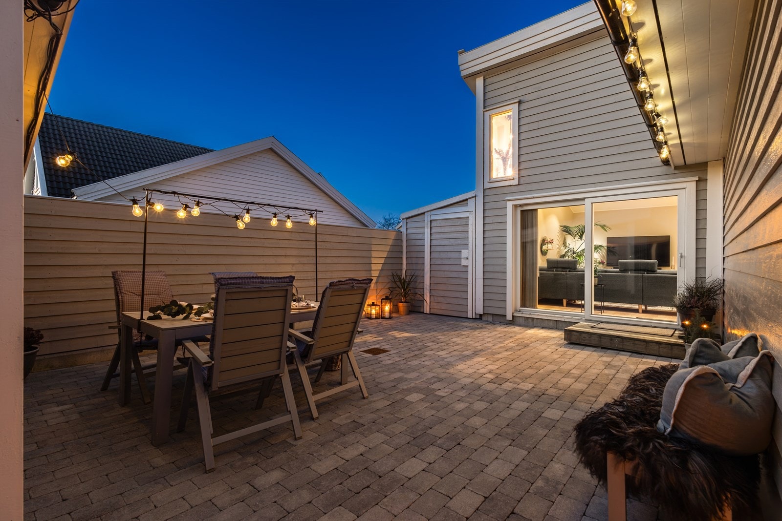 Fra stuen er det utgang til en romslig og vestvendt, usjenert platting. Galleribilde