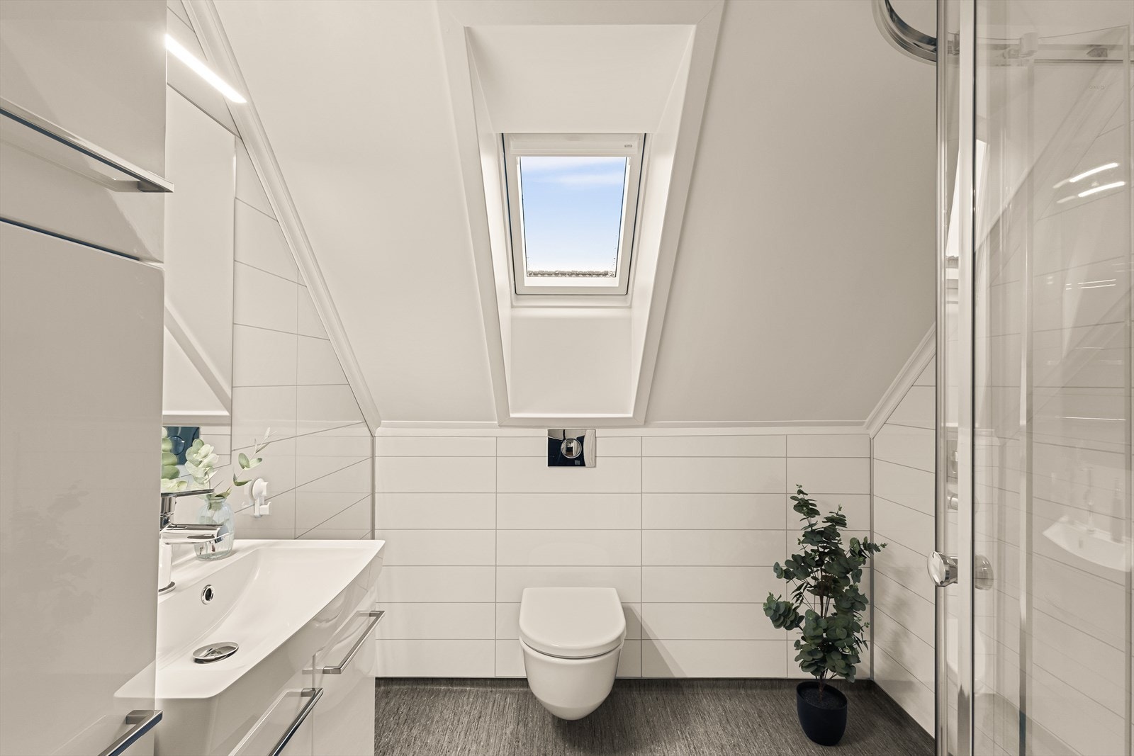 Badet i 2. etasje er praktisk utformet og har våtromsbelegg på gulv, varmekabler og baderomsplater på vegger. Galleribilde