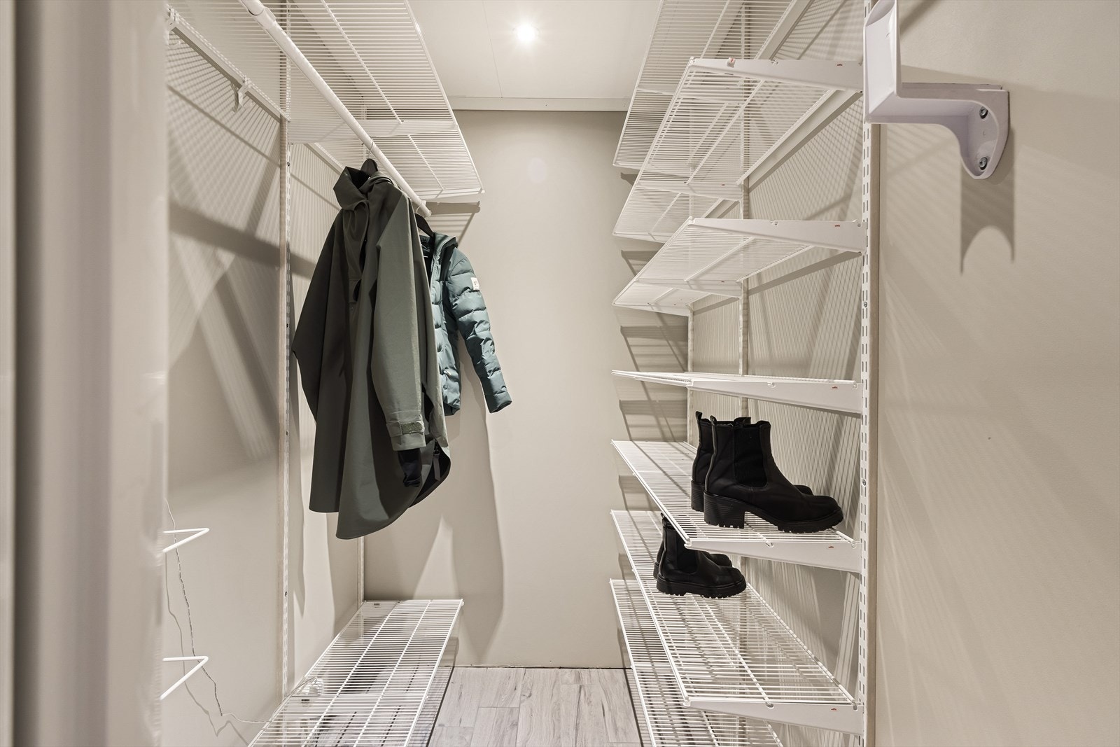 I tillegg er det en bod / garderoberom med hyller og plass til både yttertøy og sko - en ettertraktet løsning, spesielt for barnefamilier. Galleribilde