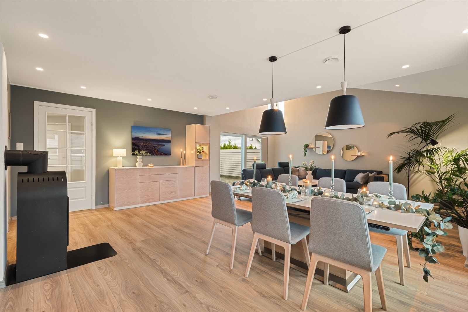 I direkte tilknytning til stuen finner man en koselig og veldefinert spisesone. Galleribilde