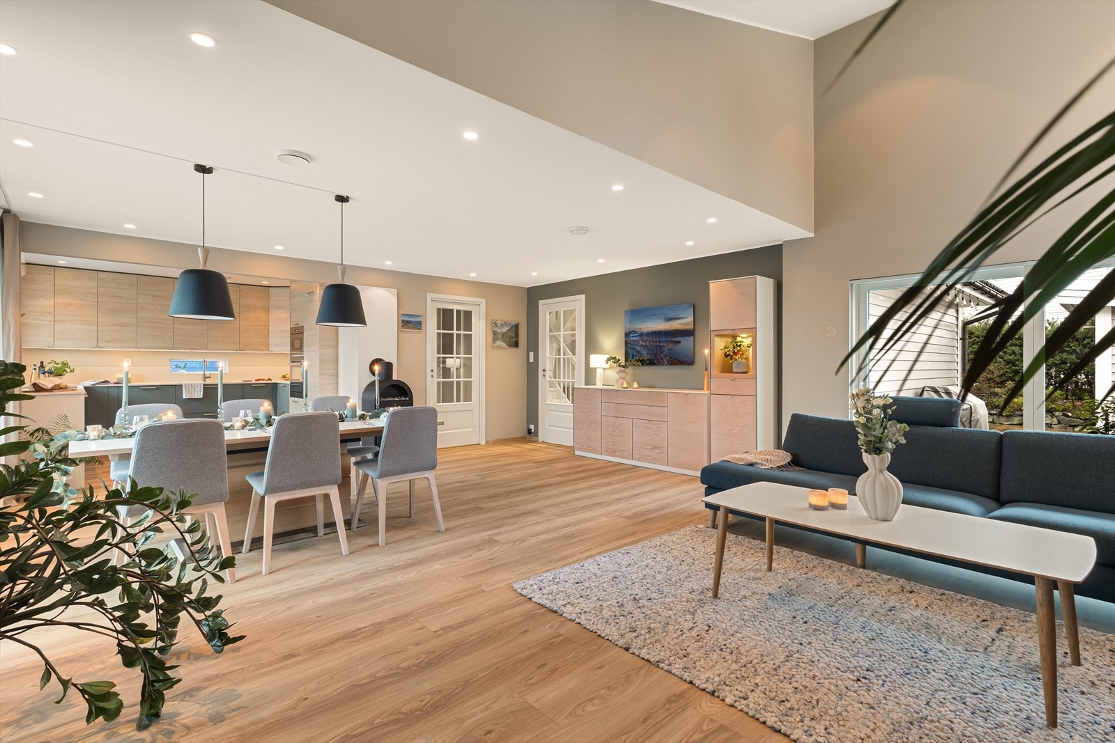 Her er det også ekstra god takhøyde og spotter i himlingen som gir et elegant og moderne preg. Galleribilde