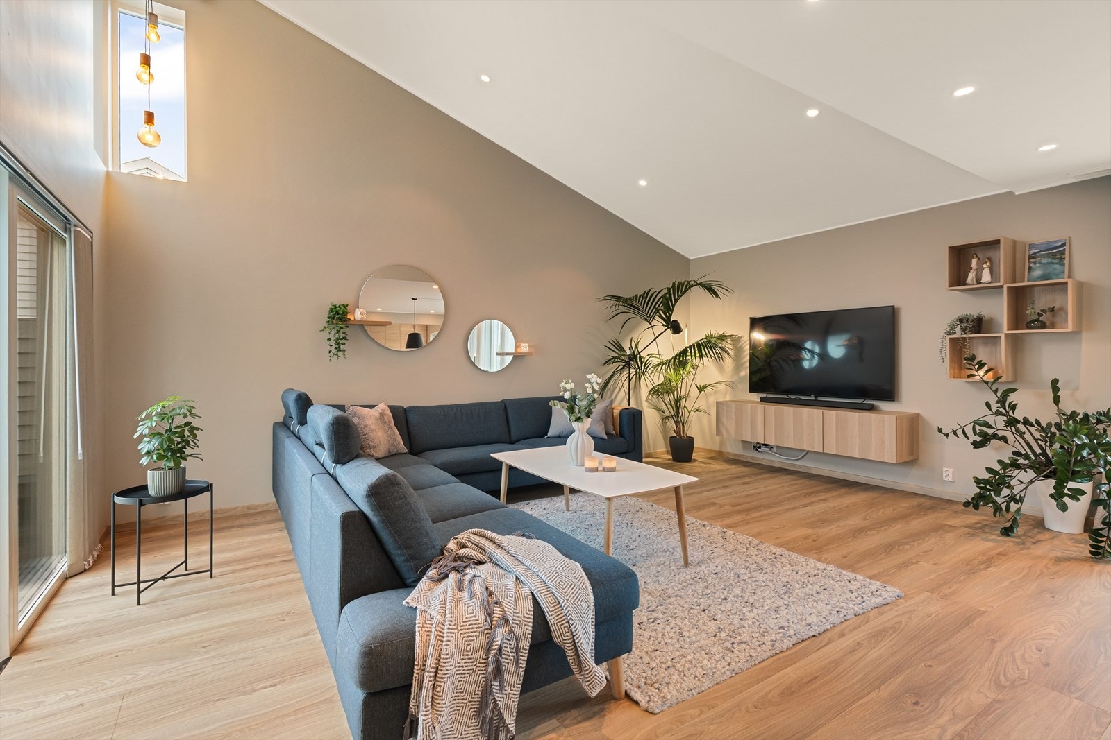 Rommet preges av moderne, gjennomgående gulv og lyse fargevalg på veggene, som sammen gir et lunt og stilrent uttrykk. Galleribilde