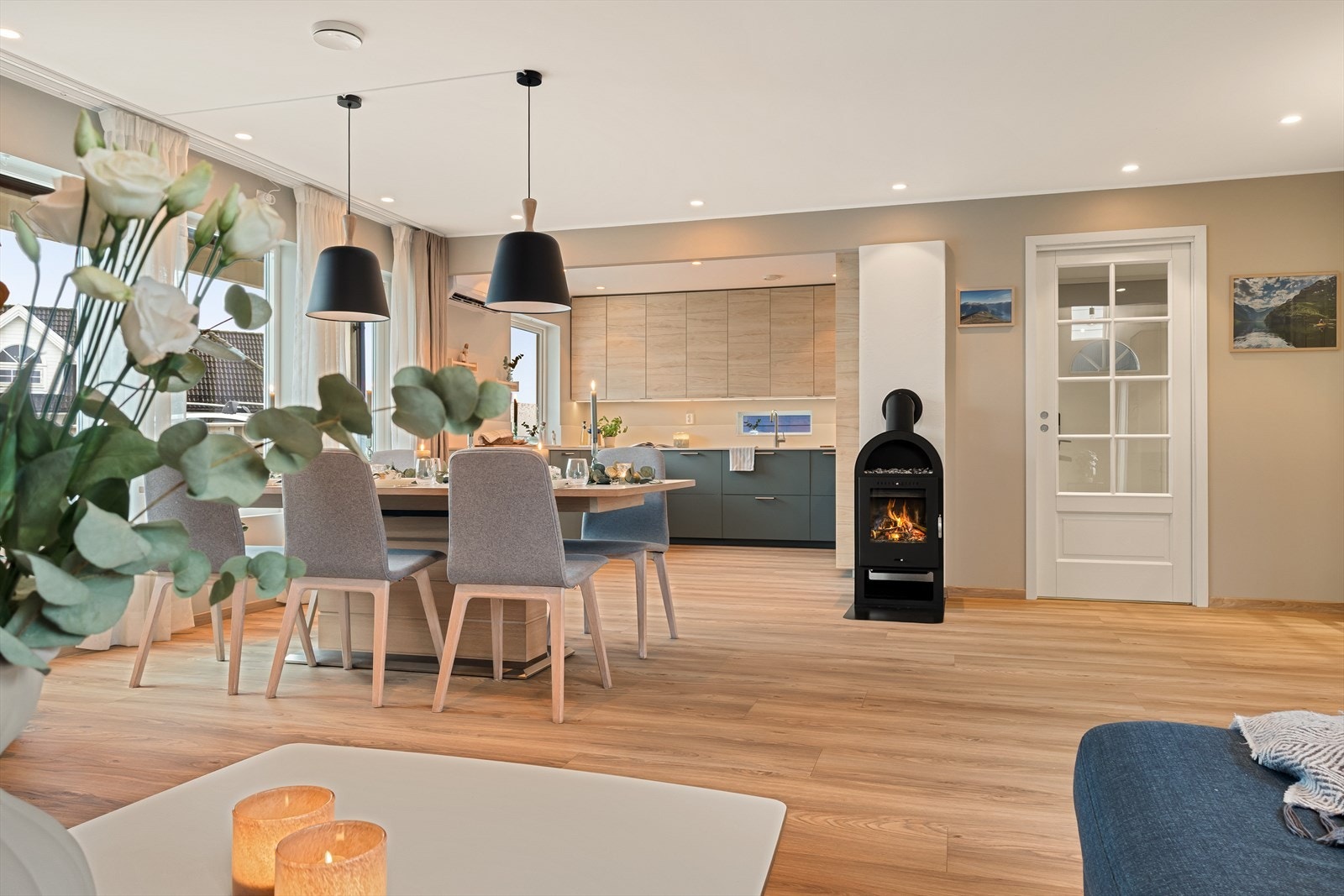 Midt i rommet står en vedovn som ikke bare gir god varme, men også ekstra hygge på kalde vinterkvelder. Galleribilde