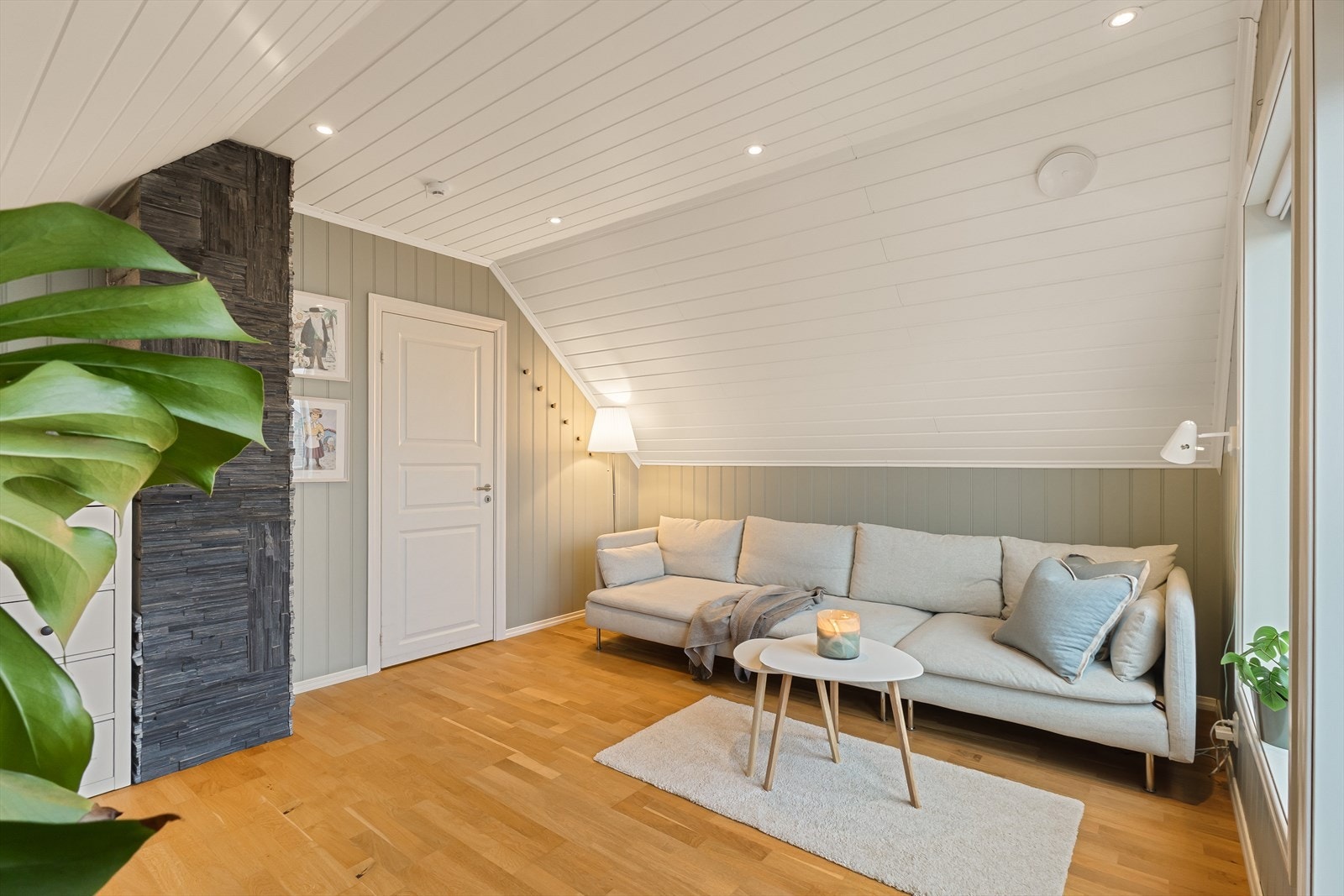 I 2. etasje ligger en herlig loftstue - et sosialt samlingspunkt for både store og små. Galleribilde