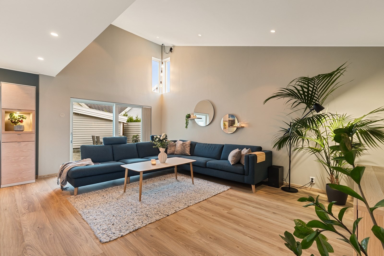 Her møtes man av en stor og luftig stue/kjøkken-løsning som er smart inndelt i naturlige soner - perfekt for både avslapning, sosialt samvær og matlaging. Galleribilde