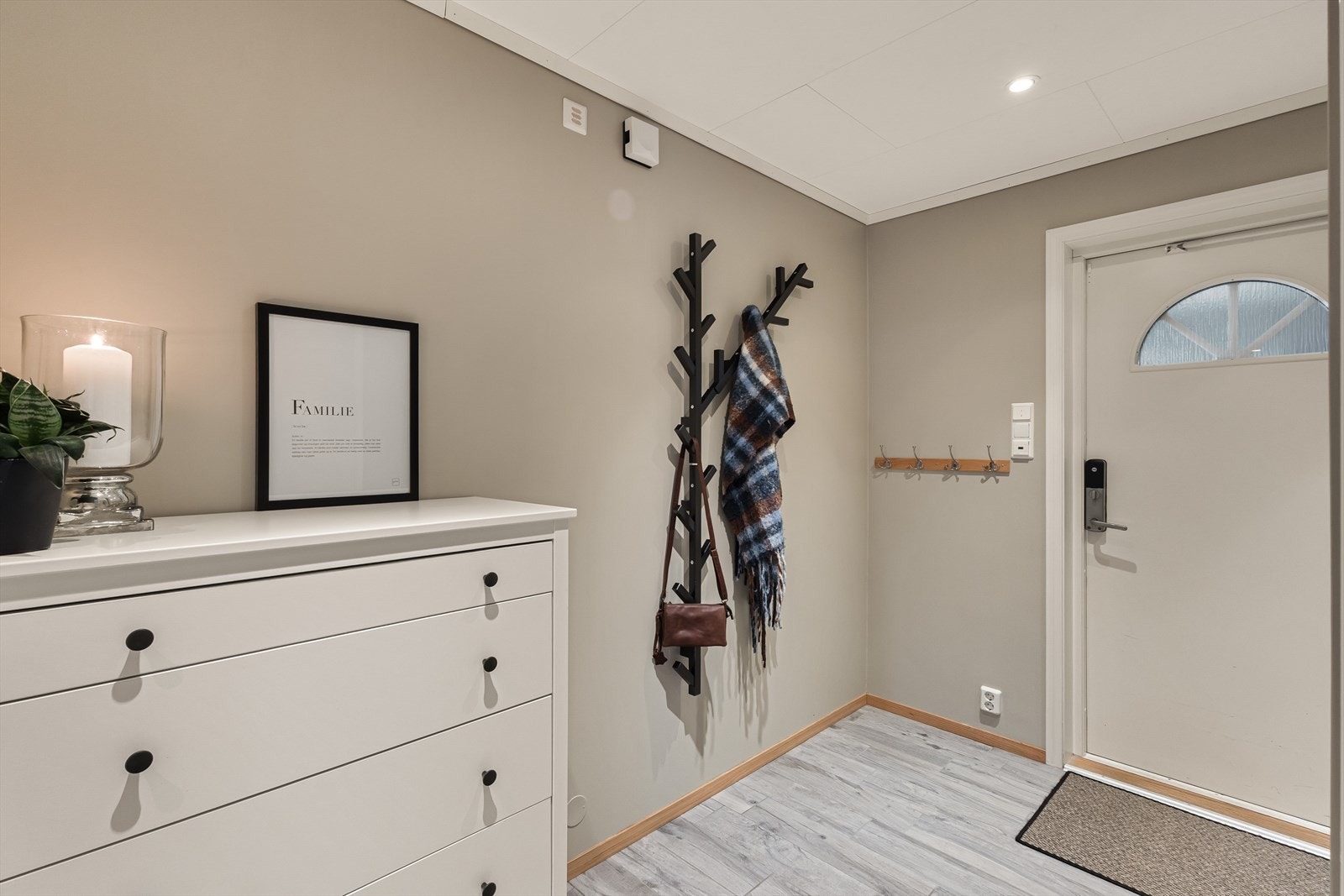 Innbydende og romslig entré med varmekabler i gulvet som ønsker deg velkommen inn. Galleribilde