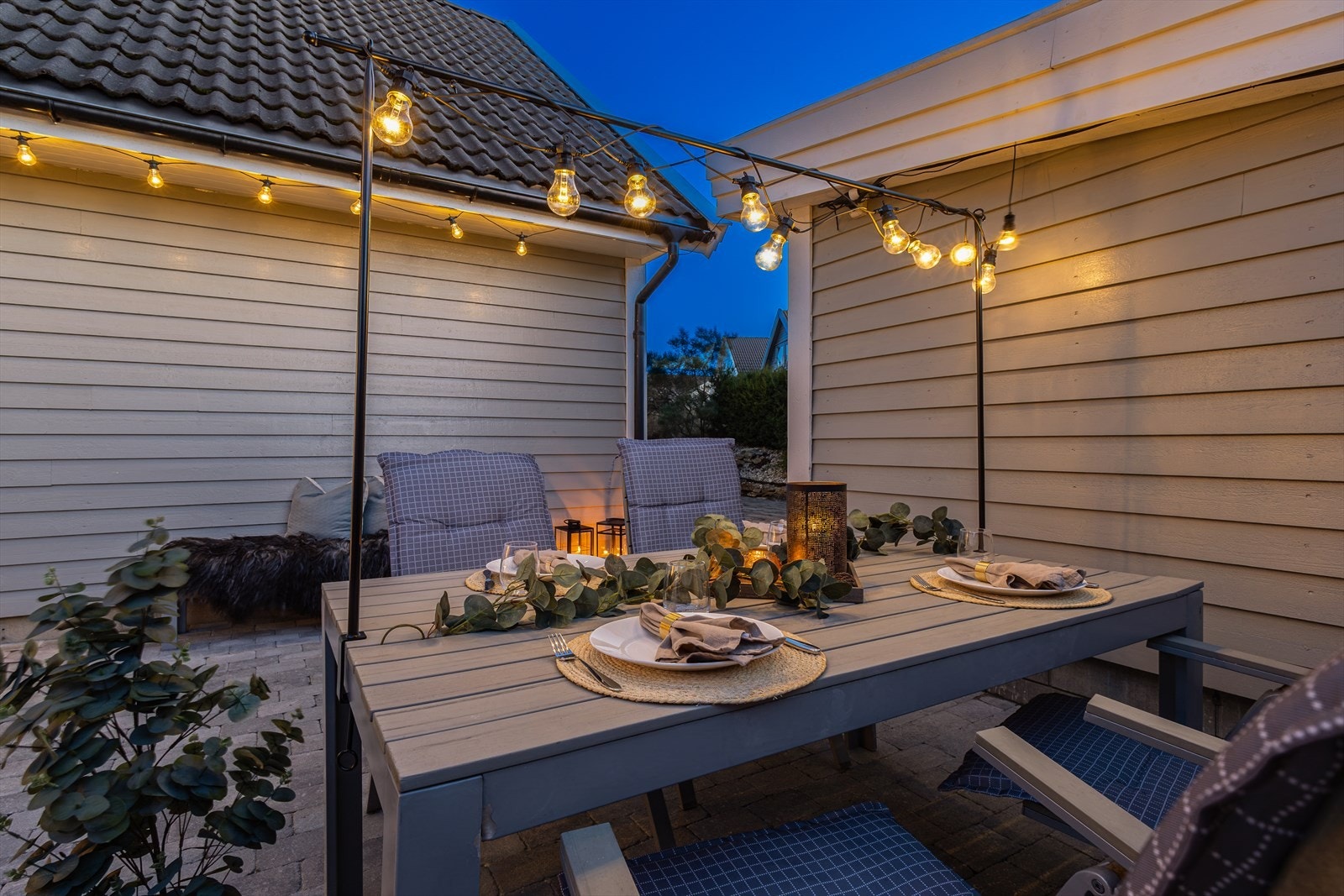 Uteplassene utgjør til sammen ca. 82 kvm terrasse- og plattingareal rundt store deler av huset. Galleribilde