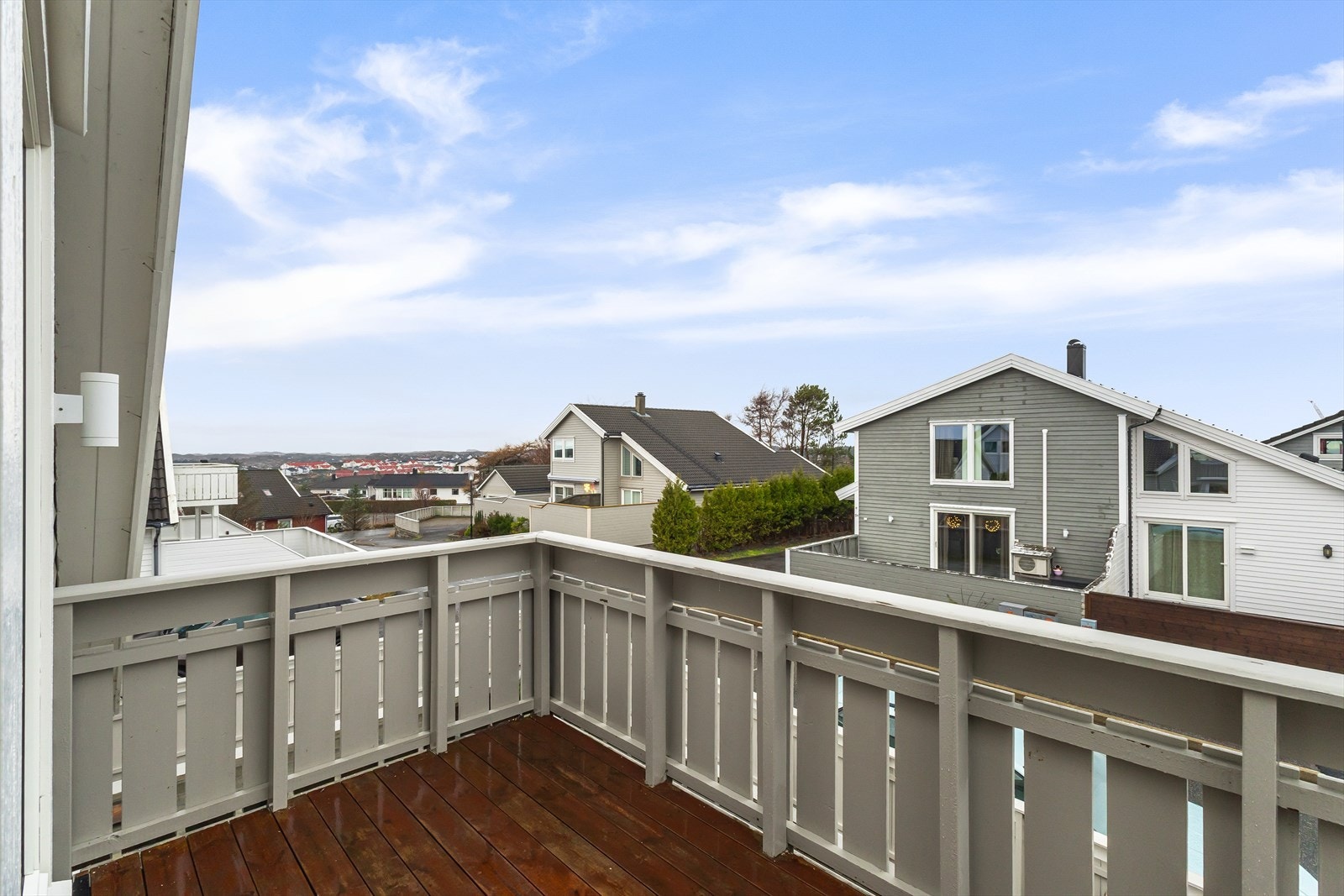 Fra loftstuen er det utgang til en nordvendt altan hvor man kan trekke frisk luft og nyte utsikten. Galleribilde