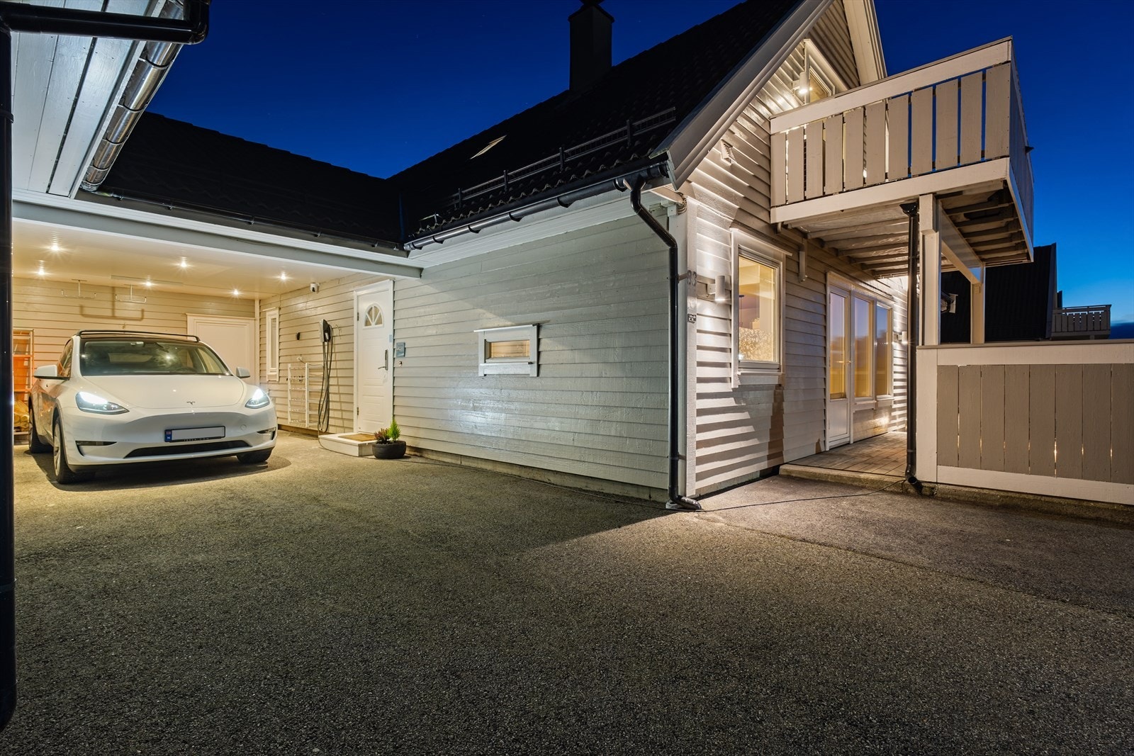 Det medfølger carport med elbillader. Galleribilde