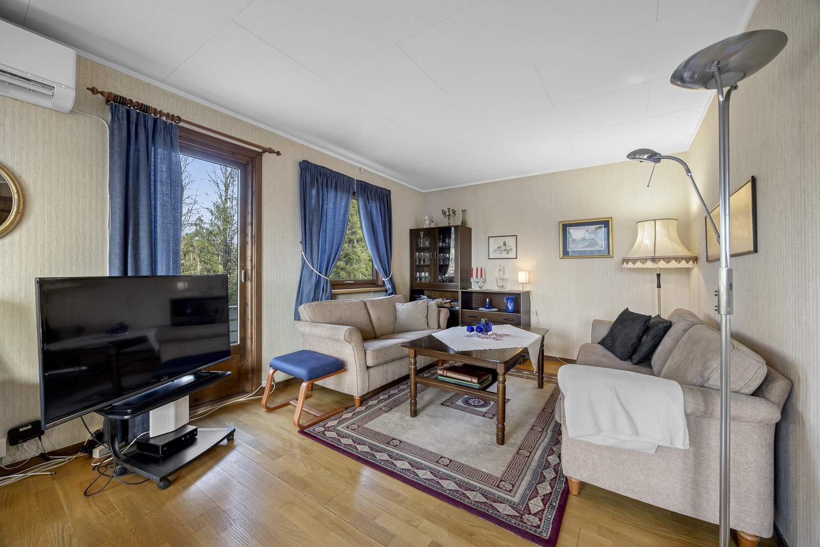 Stue i 2. etasje med varmepumpe og utgang til veranda. Galleribilde