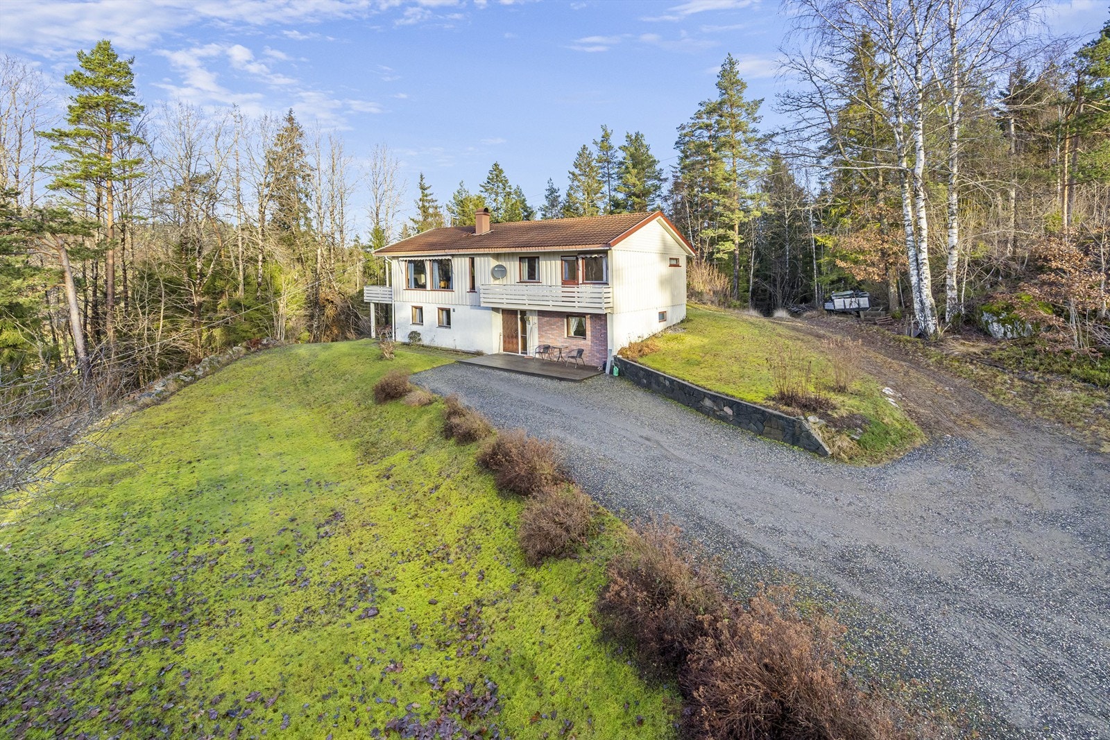 Romslig tun med god plass til flere biler. Hage til lek og moro. Galleribilde