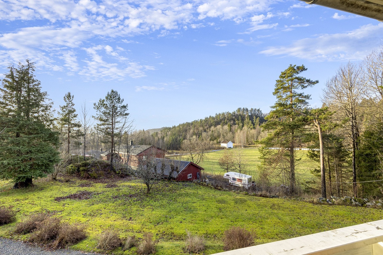Flott utsikt utover jordene og egen hage. Galleribilde