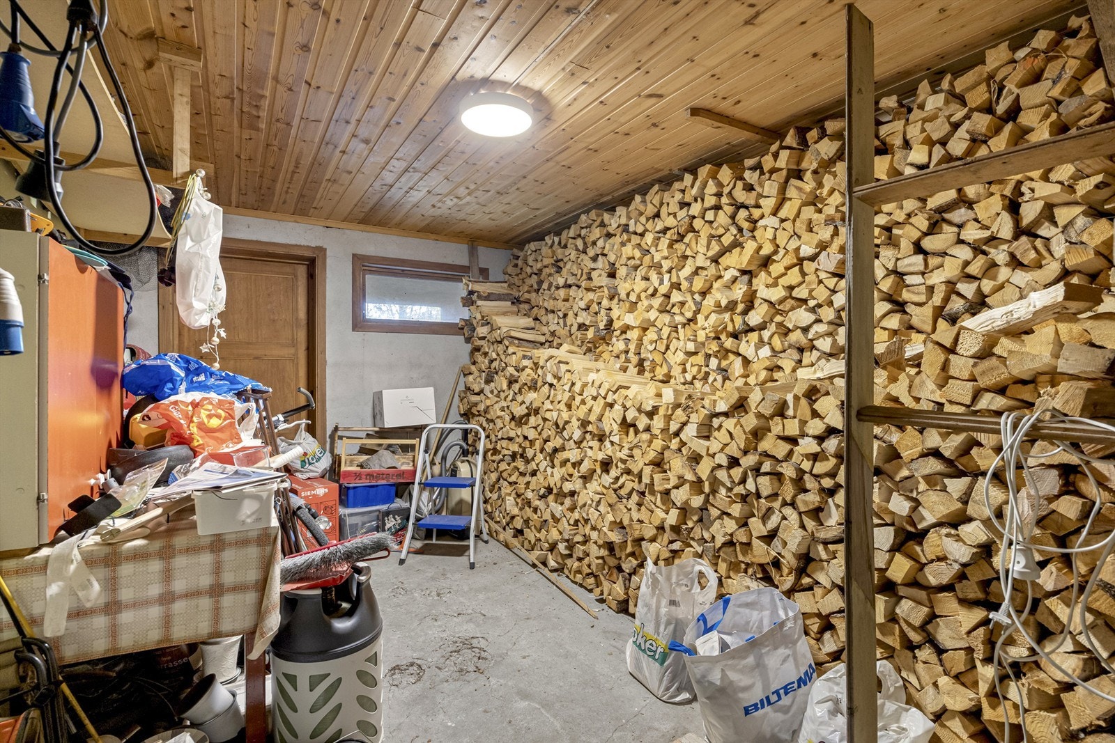 Vedbod med egen inngang. Galleribilde