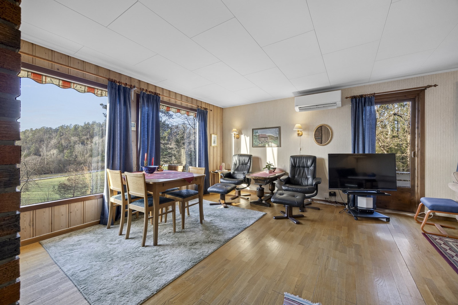 Store vinduer med pen utsikt. Galleribilde