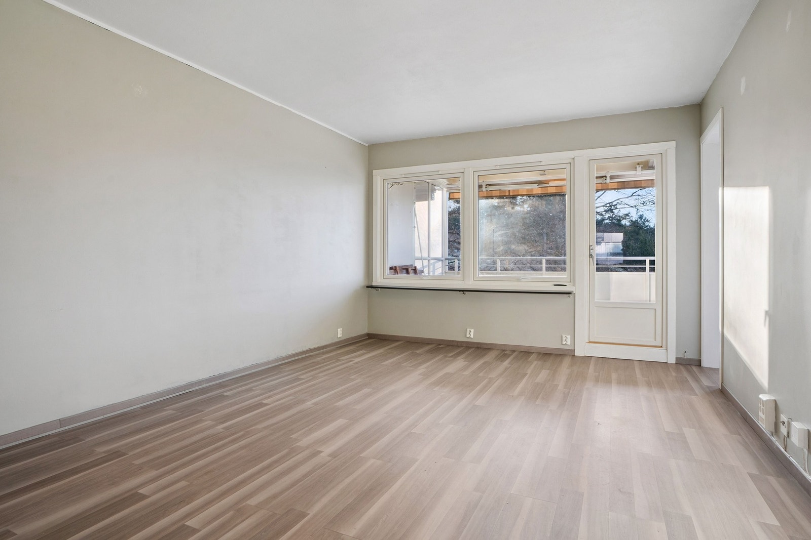 Stor stue og spisestue med utgang til romslig balkong. Galleribilde