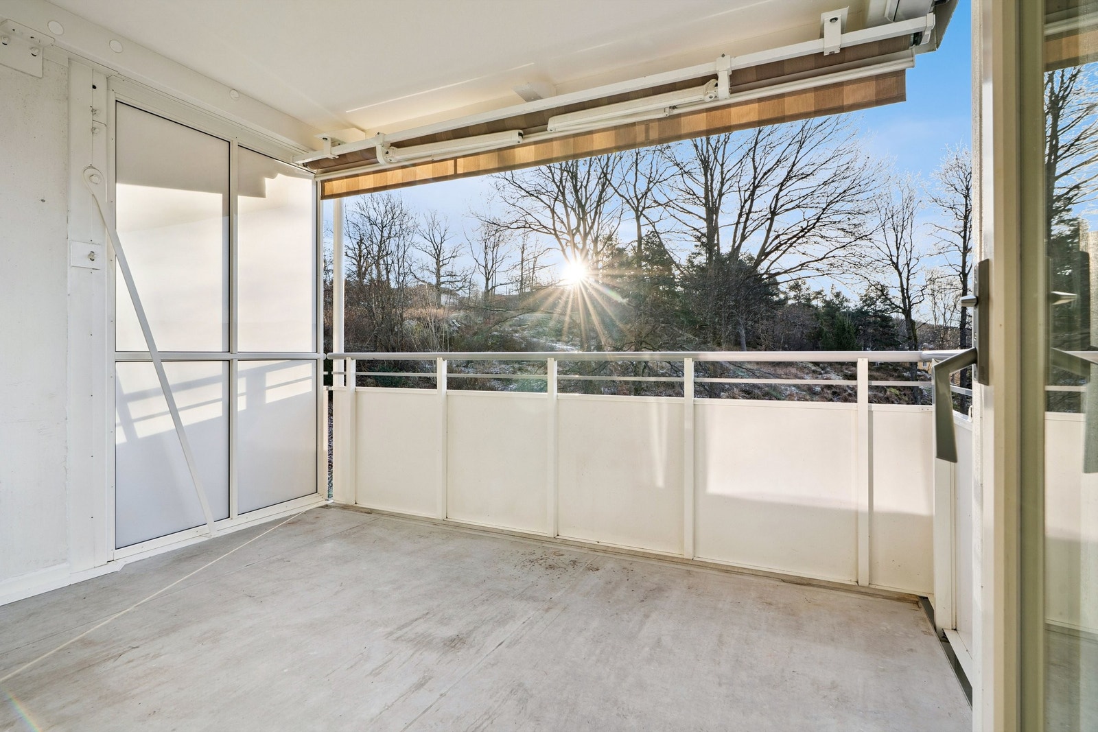 Stor og romslig balkong med sjøutsikt! Galleribilde