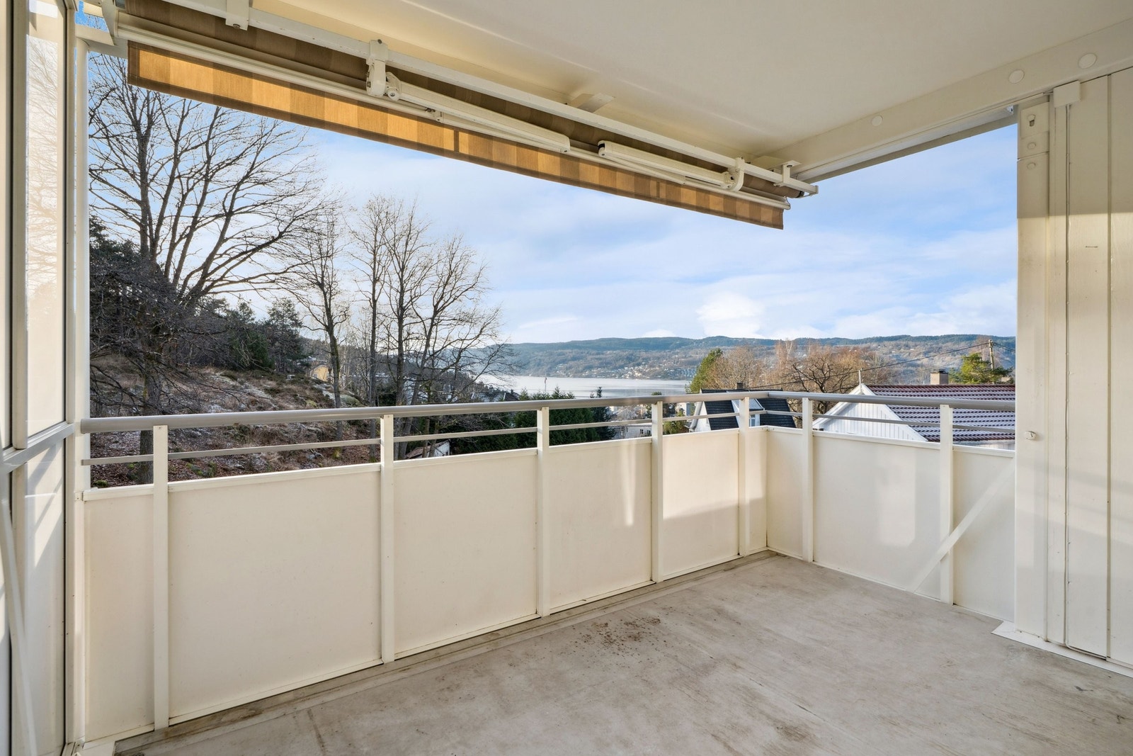 Stor og romslig balkong med sjøutsikt! Galleribilde