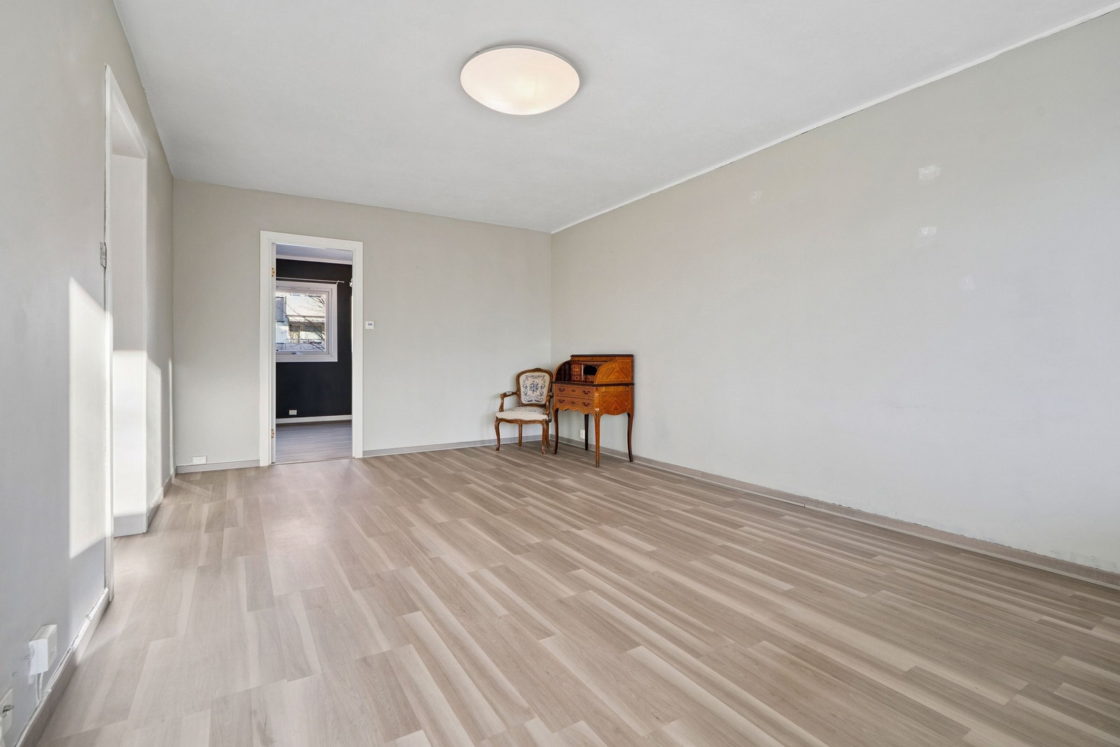 Stor stue og spisestue med utgang til romslig balkong. Galleribilde