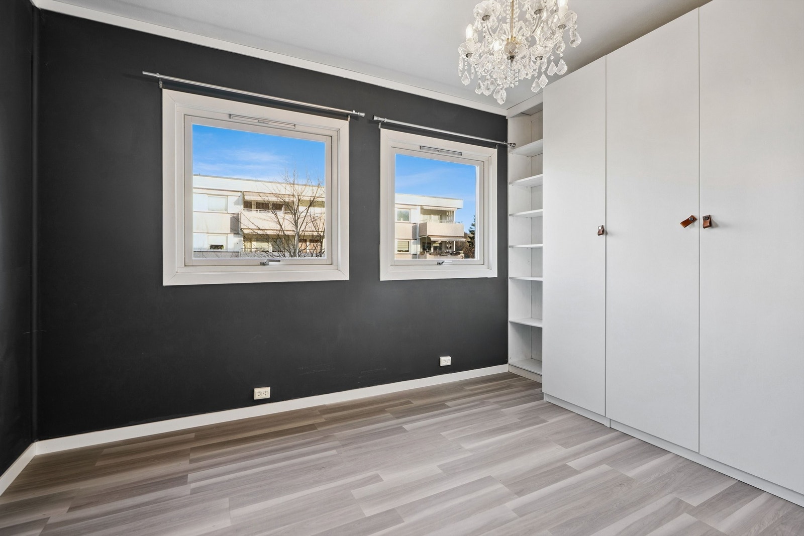 Stort soverom med god skapplass. Galleribilde