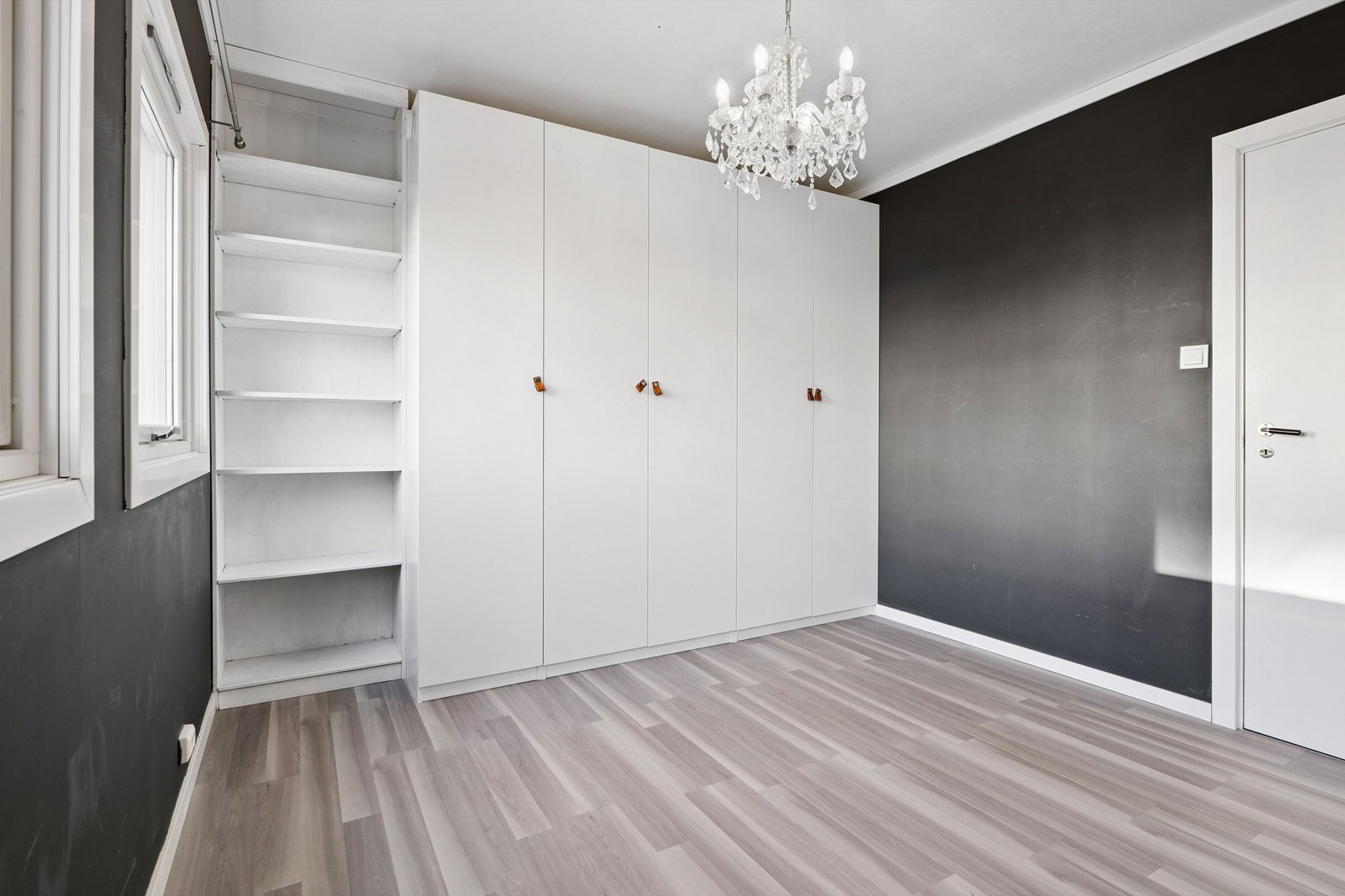 Stort soverom med god skapplass. Galleribilde