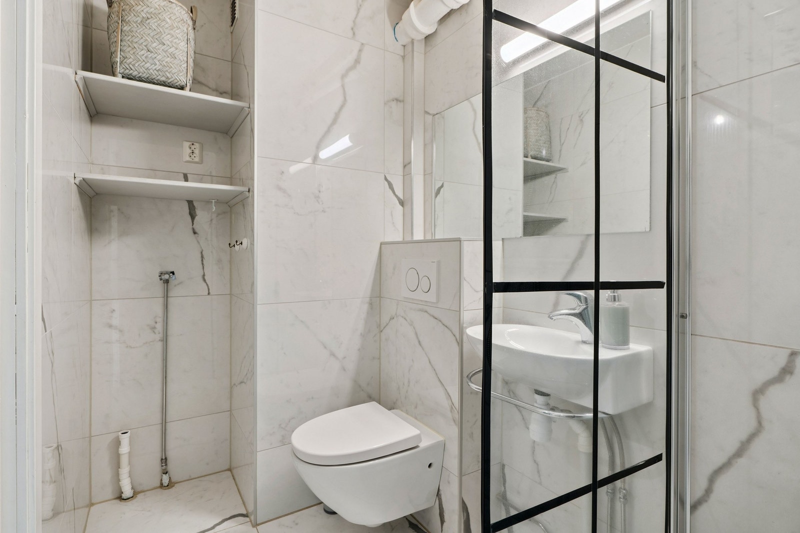 Bad med dusjhjørne og opplegg for vaskemaskin. Galleribilde