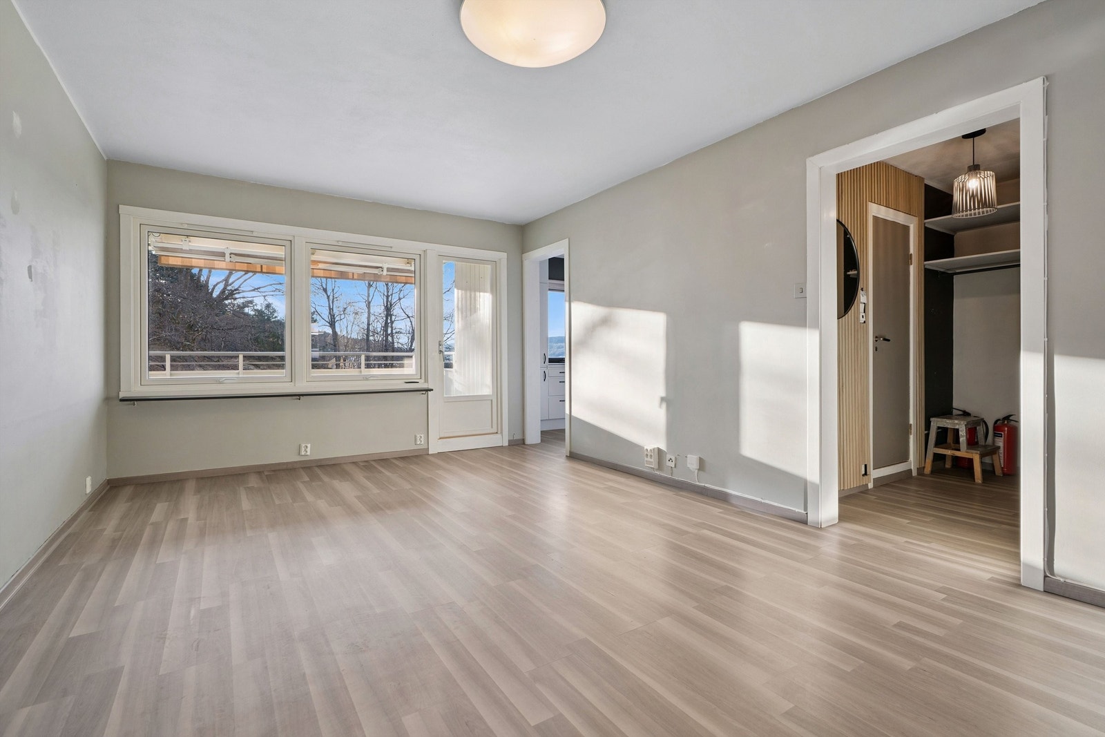 Stor stue og spisestue med utgang til romslig balkong. Galleribilde