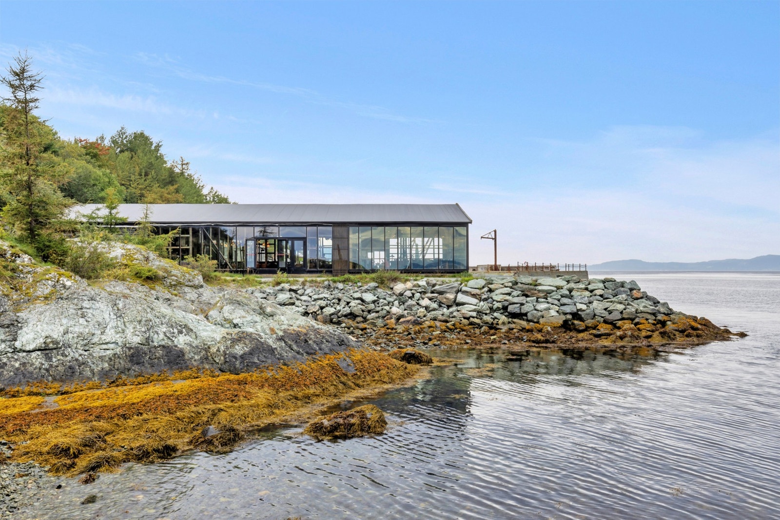 Fortsetter du i retning fjorden, finner du Ladekaia. Ladekaia er en idyllisk plass som ligger langs populære Ladestien. Her kan du legge inn en spise og/eller drikkepause og nyte et vakkert skue utover Trondheimsfjorden. Galleribilde