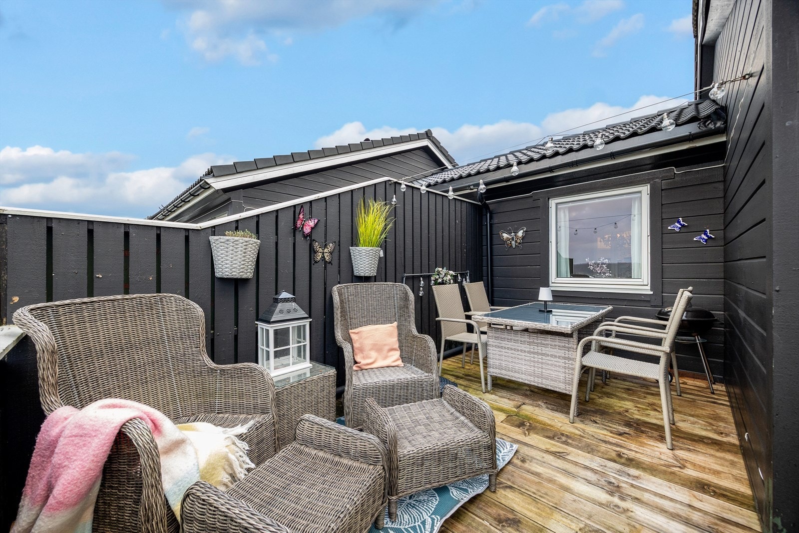 Fra stue er det utgang til balkongen som strekker seg rundt stuen. Galleribilde