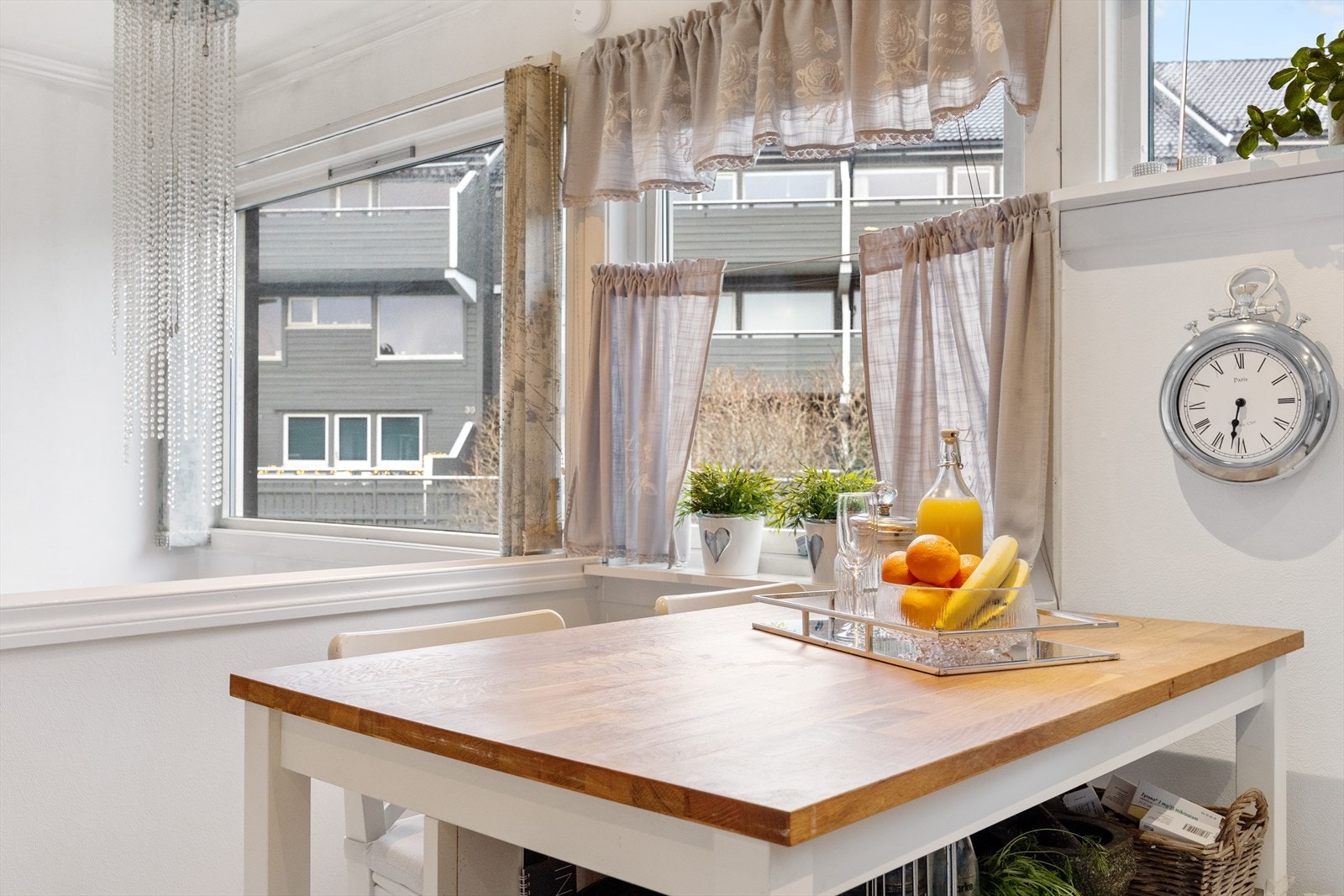 Kjøkkenet er i delvis åpen løsning til resten av stuen. Galleribilde