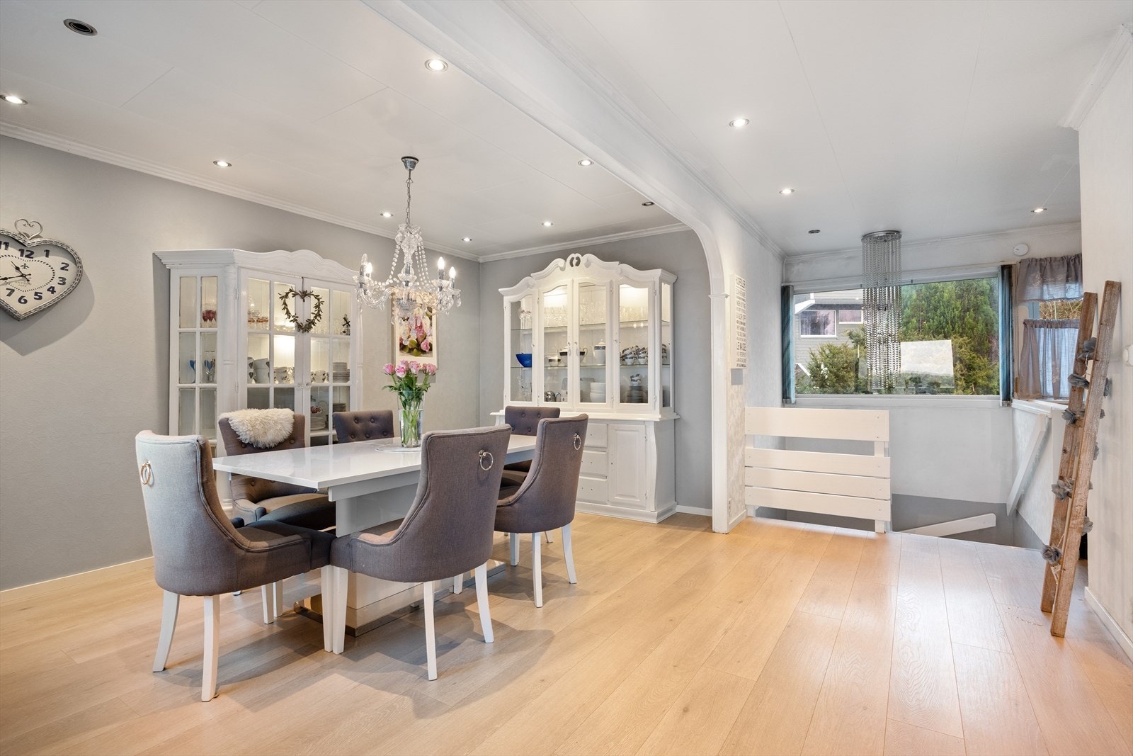 Fra gangen i første er det tilkomst til boligens andre etasje og en lys og romslig stue og spisestue. Galleribilde