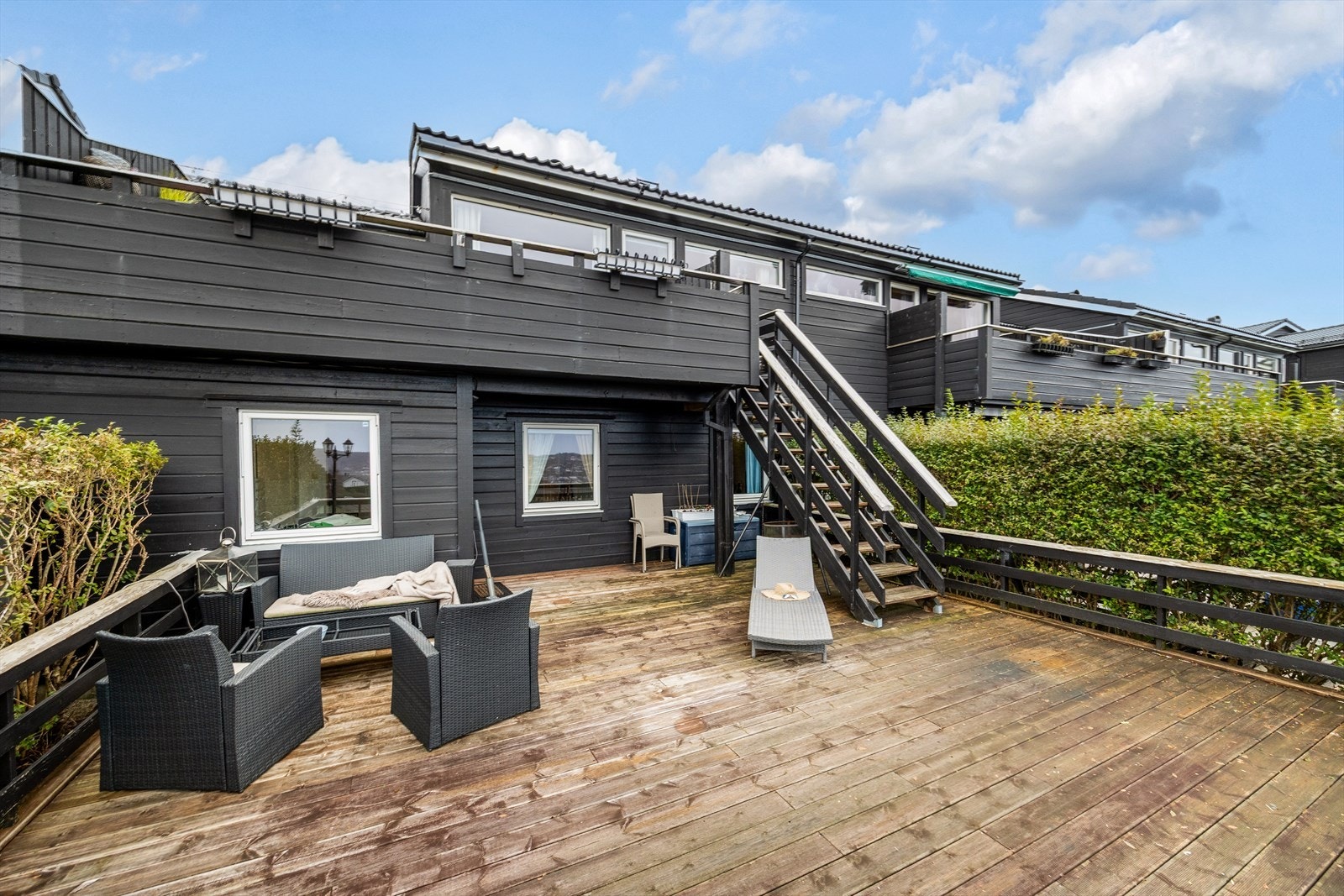 Boligen strekker seg over to plan med nydelige uteplasser på tilsammen 79 kvm. Galleribilde